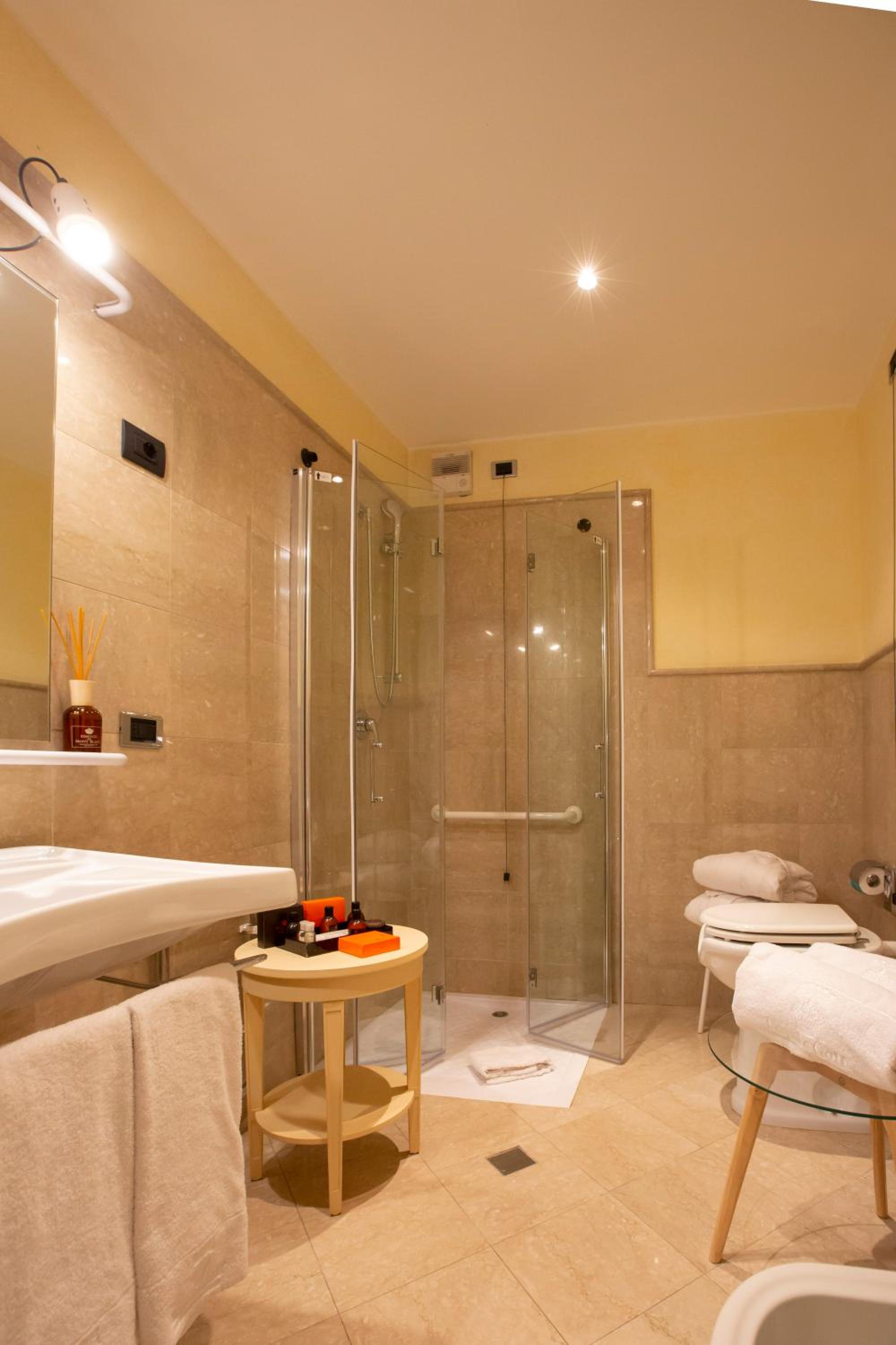 Double Room with Balcony - Photo 4