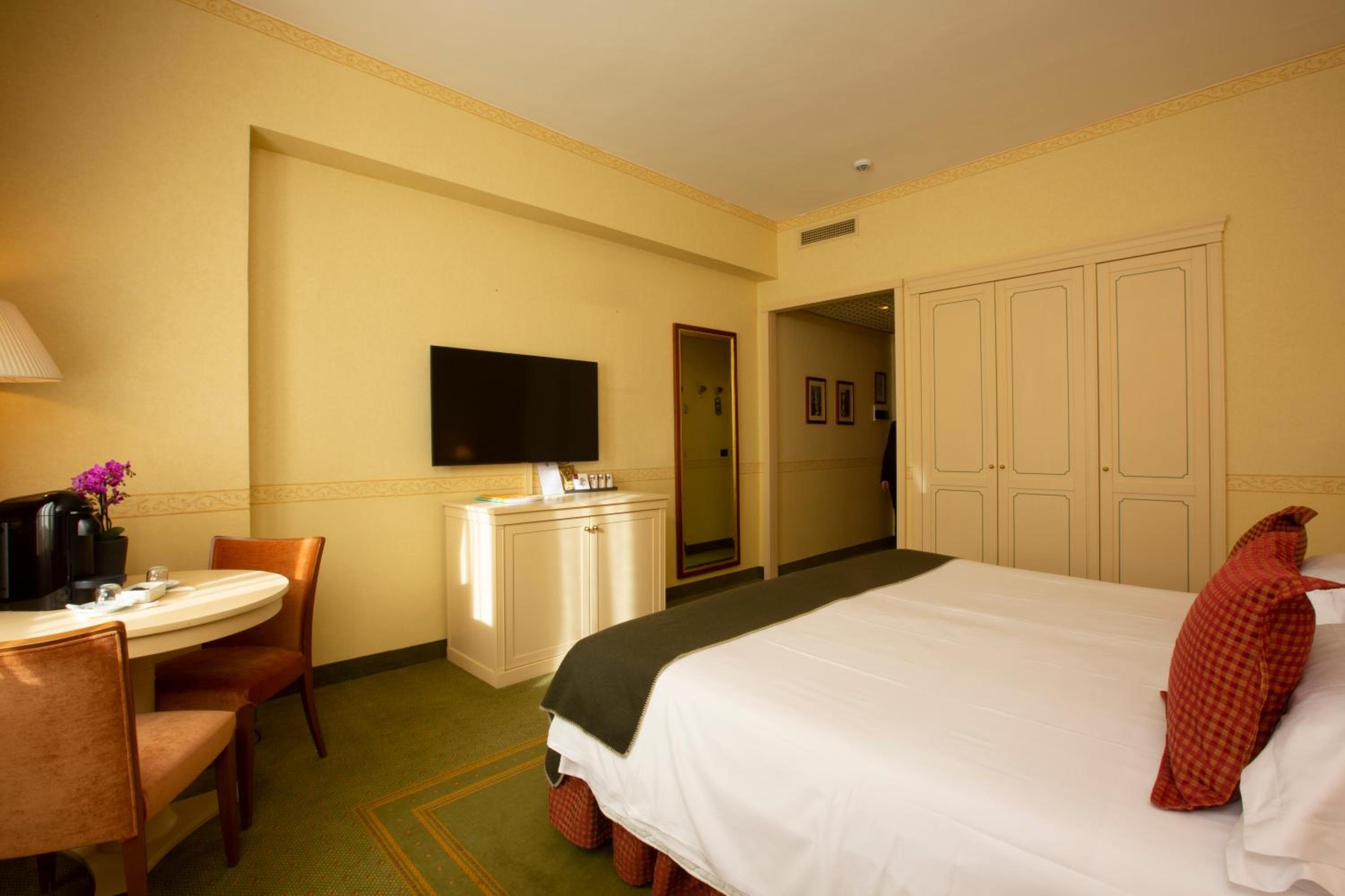 Deluxe Double or Twin Room with Mountain View - Photo 12
