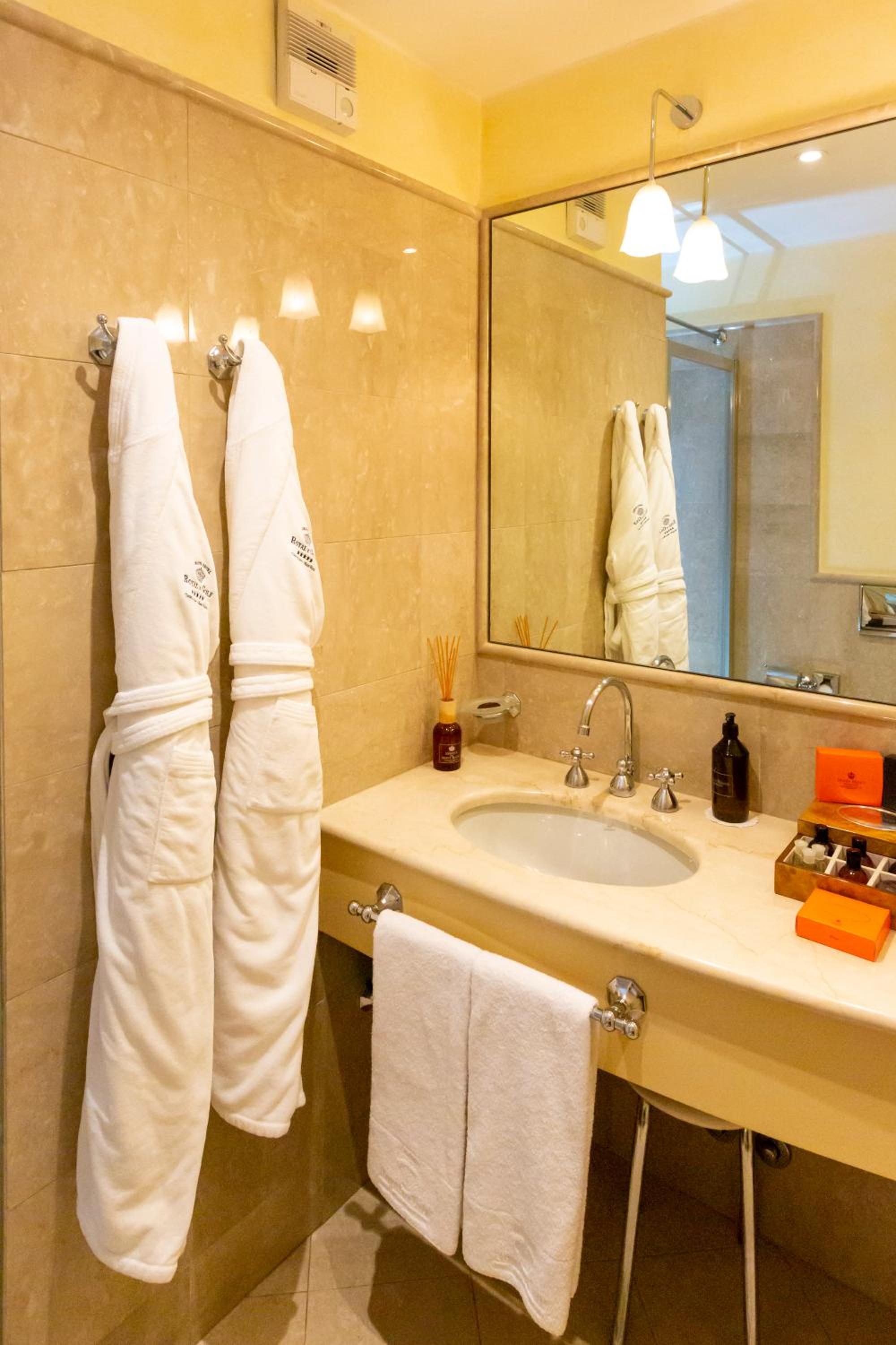 Deluxe Double or Twin Room with Mountain View - Photo 2