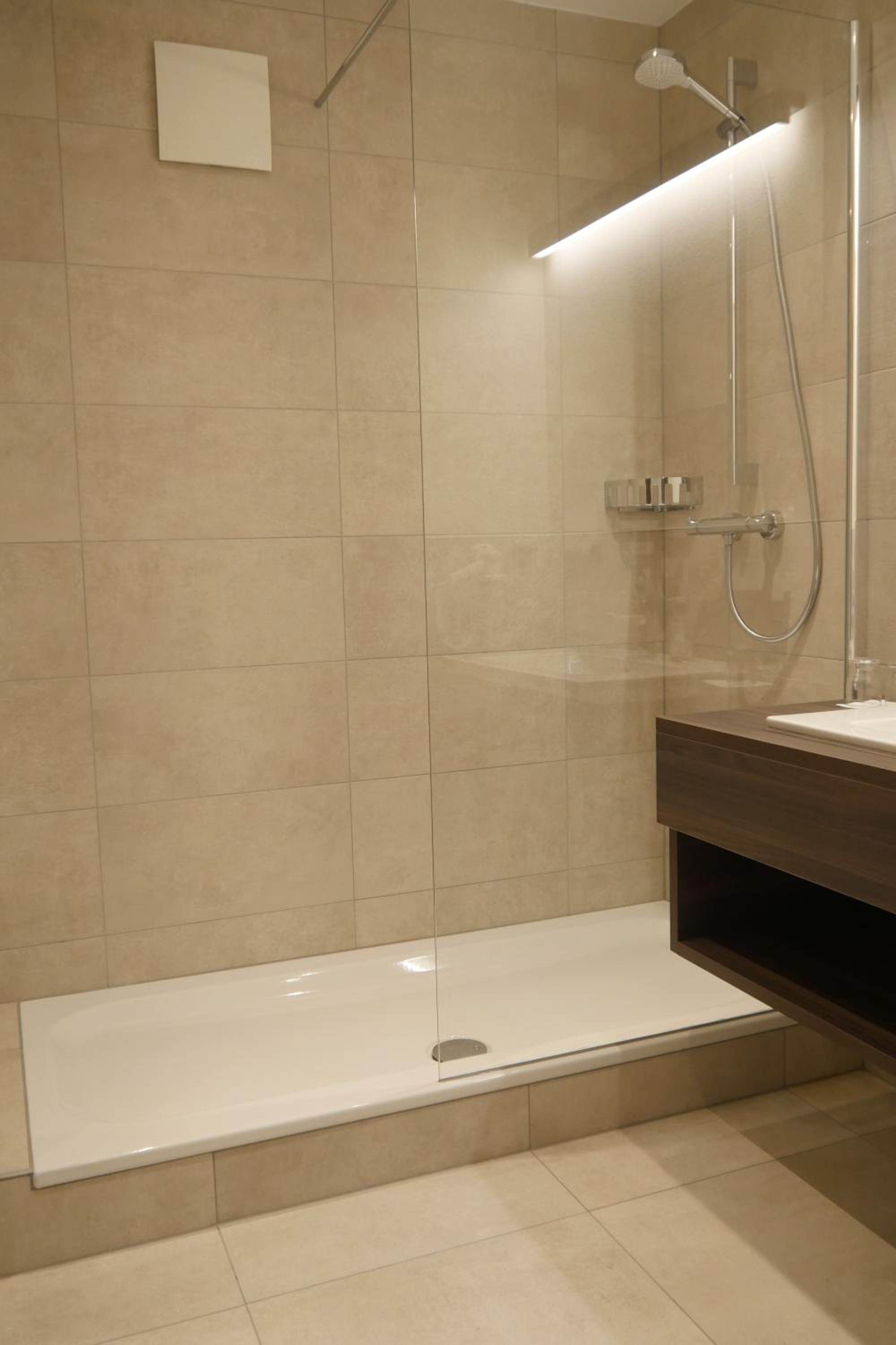 Suite with Balcony - Photo 4