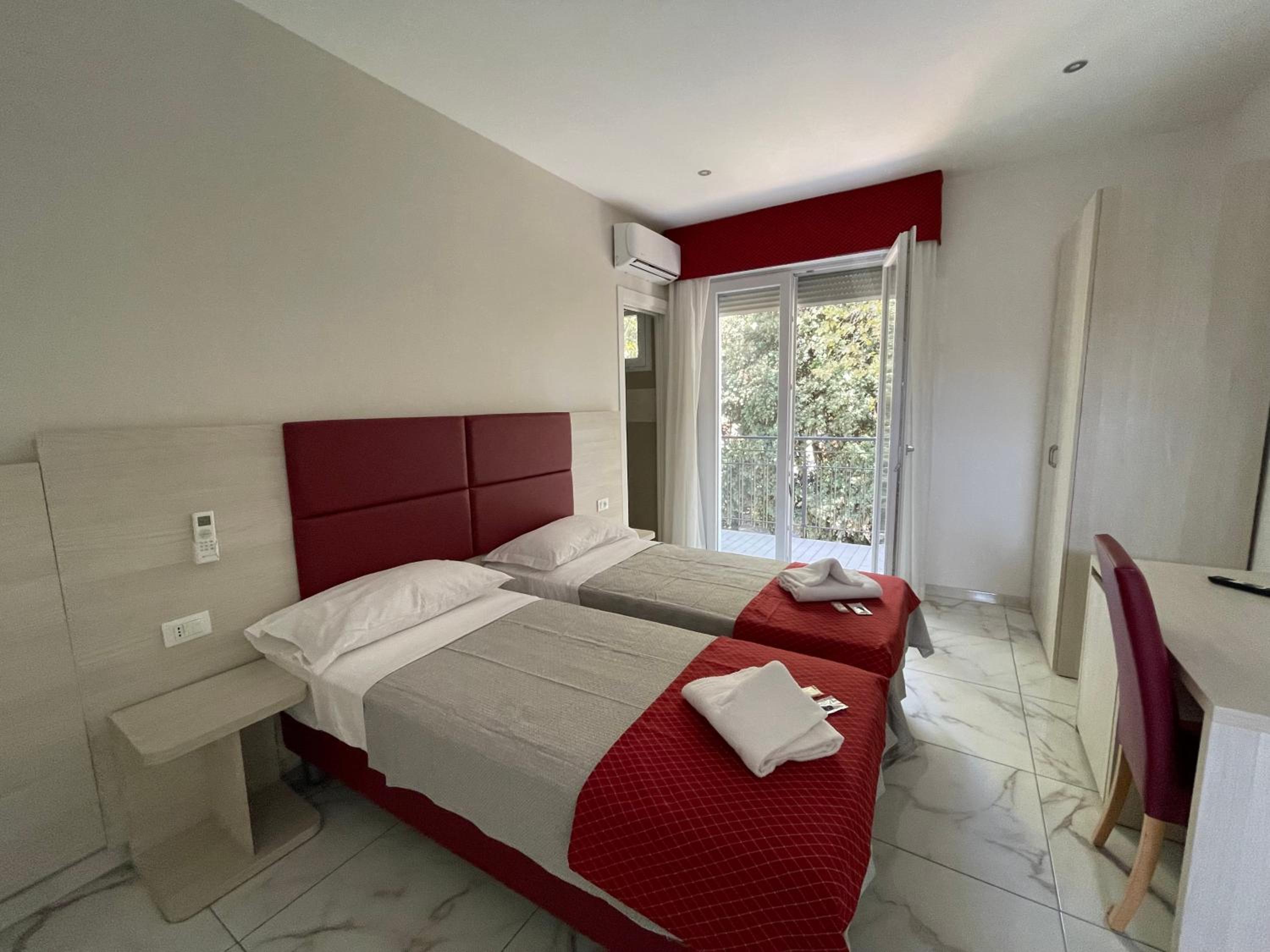 Twin Room with Private Bathroom - Photo 6