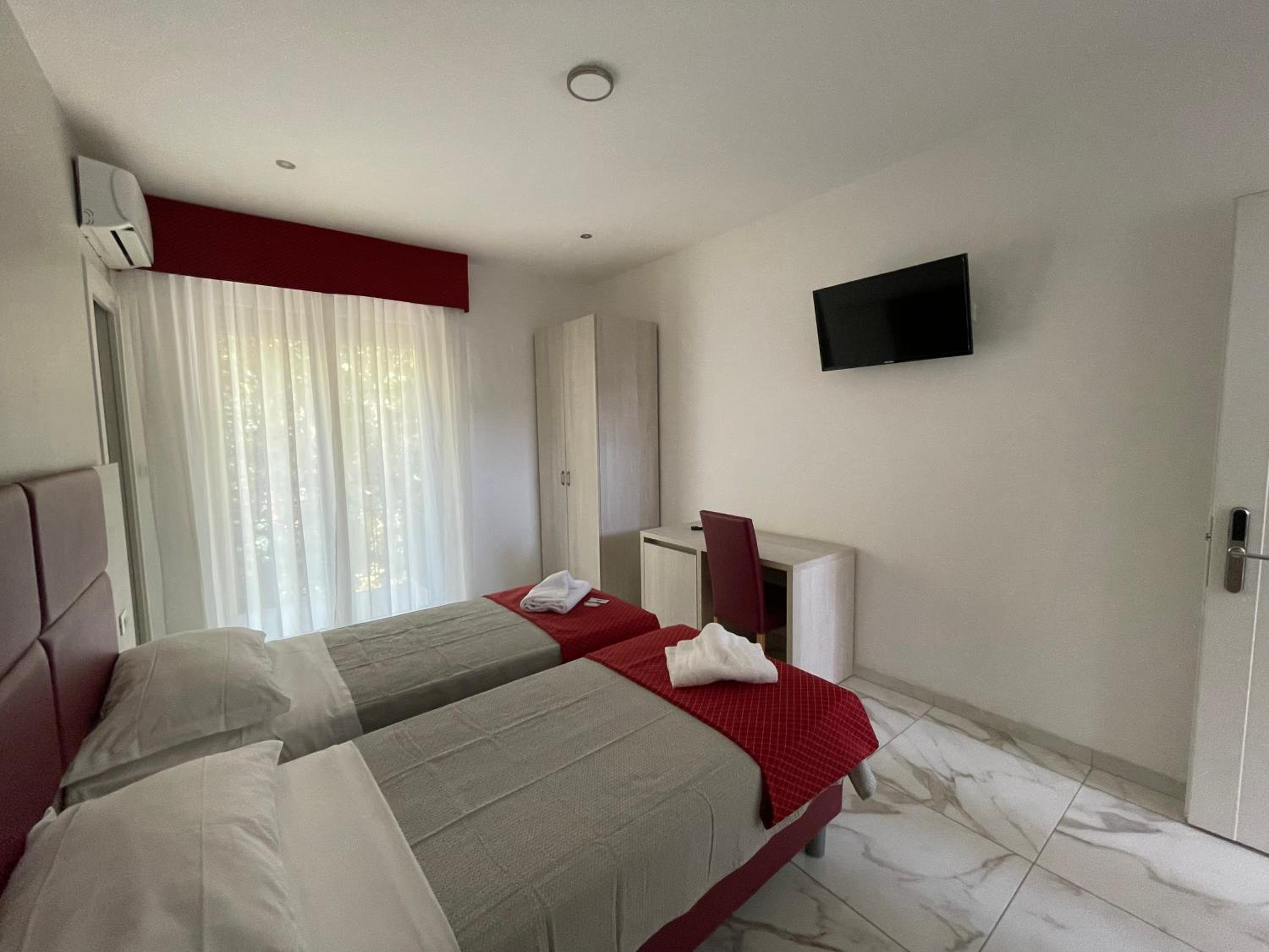 Twin Room with Private Bathroom - Photo 4
