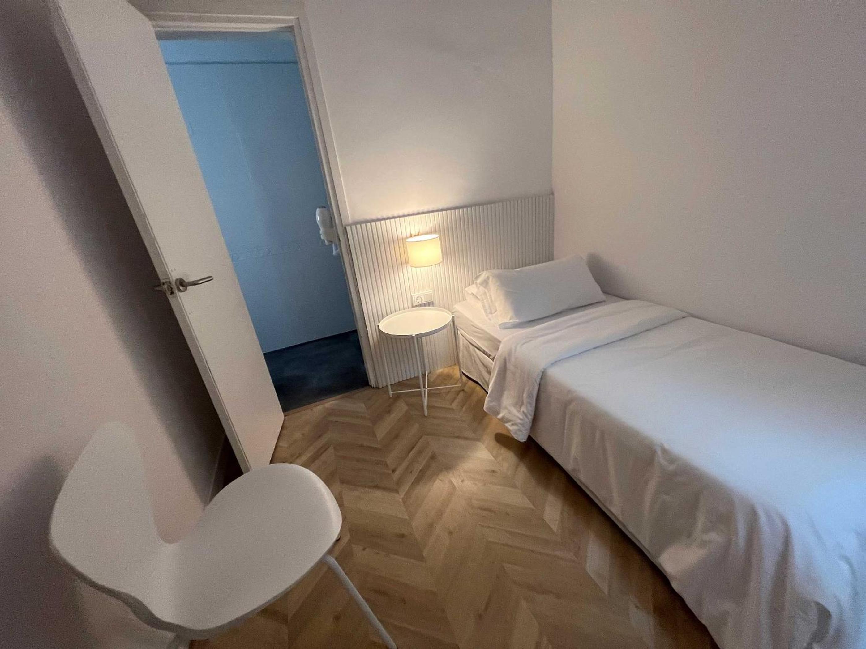 Single Room with Private Bathroom photo 2