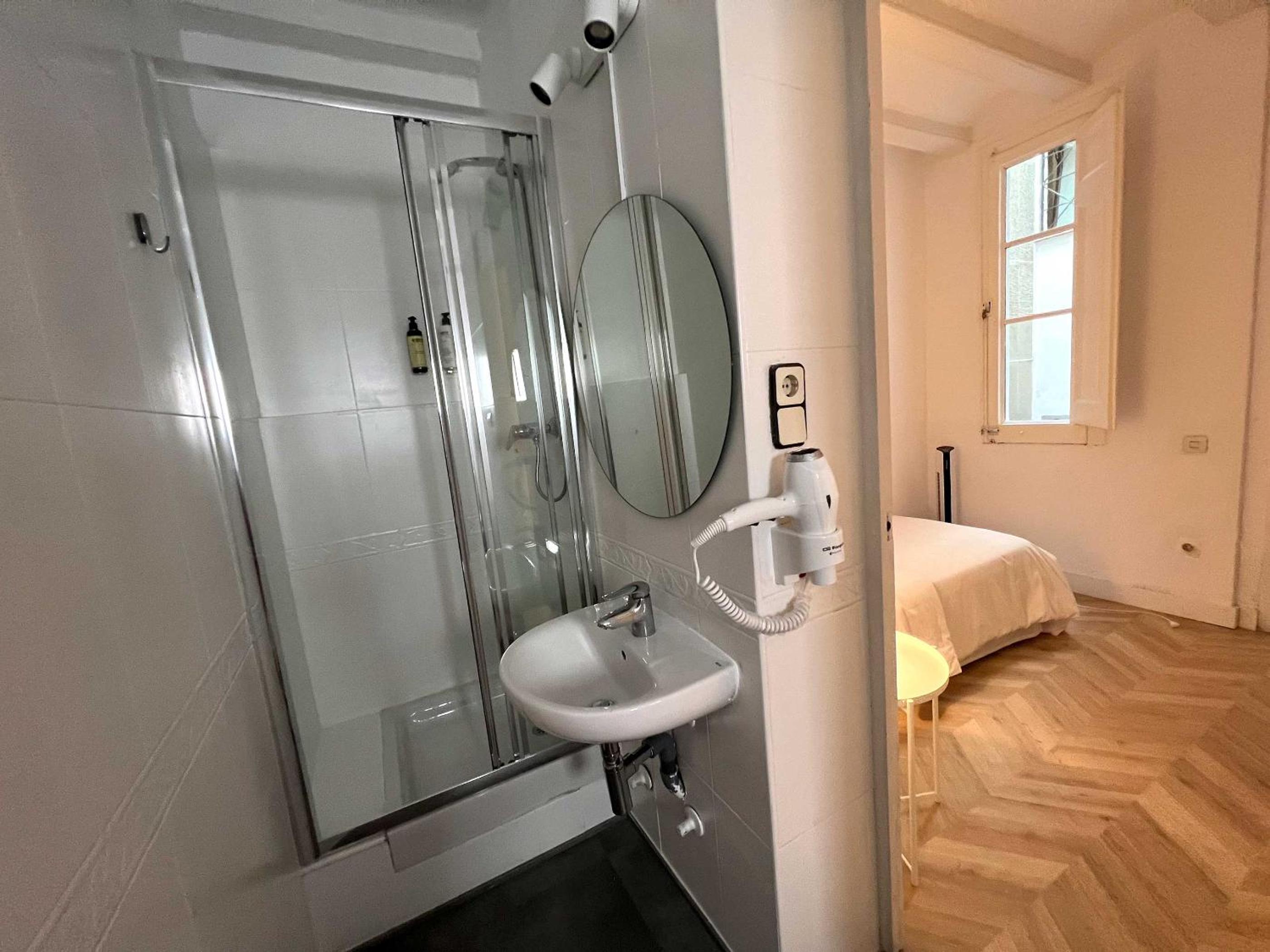 Single Room with Private Bathroom photo 3