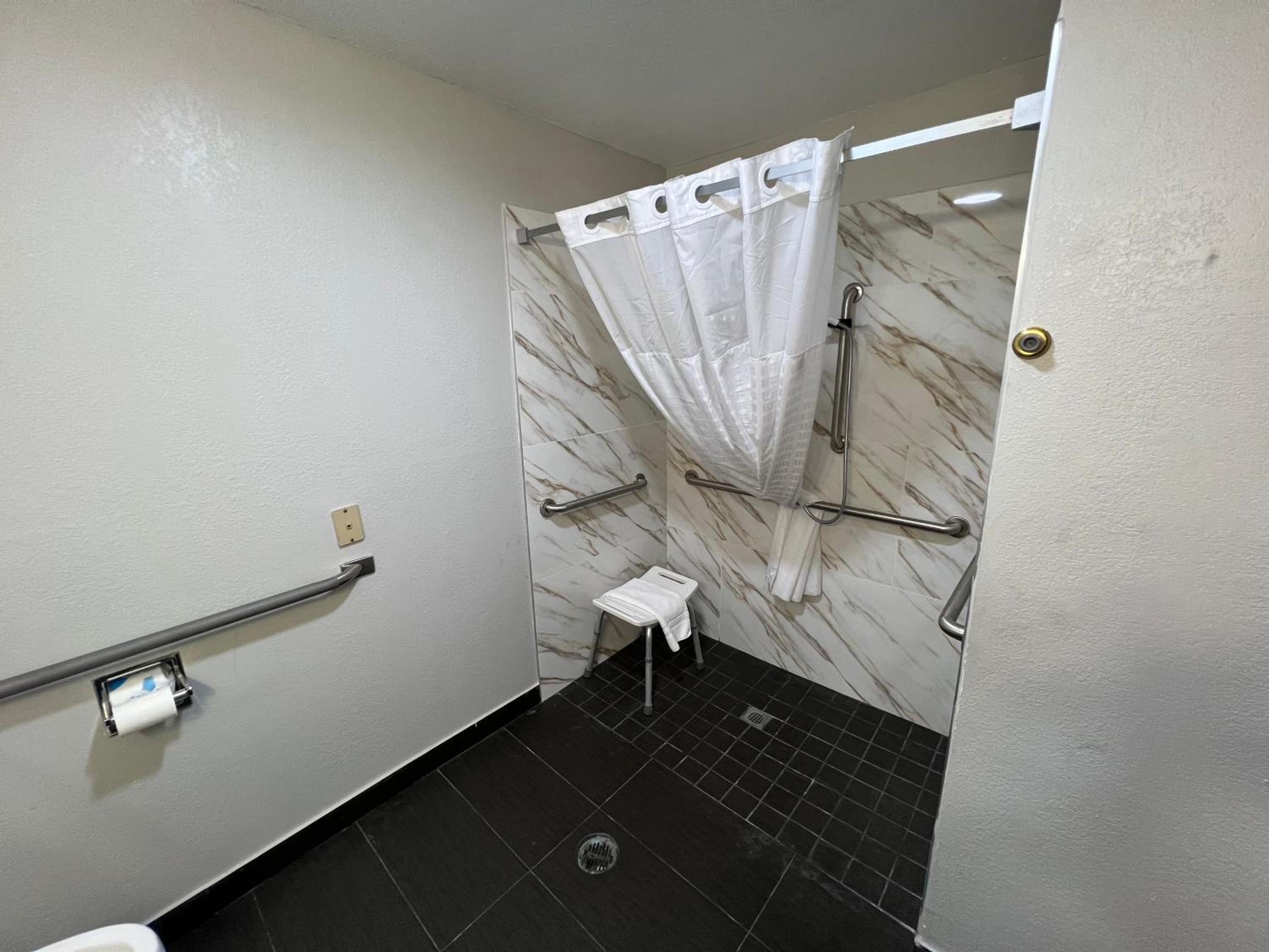 Queen Room - Disability Access/Non-Smoking - Photo 4