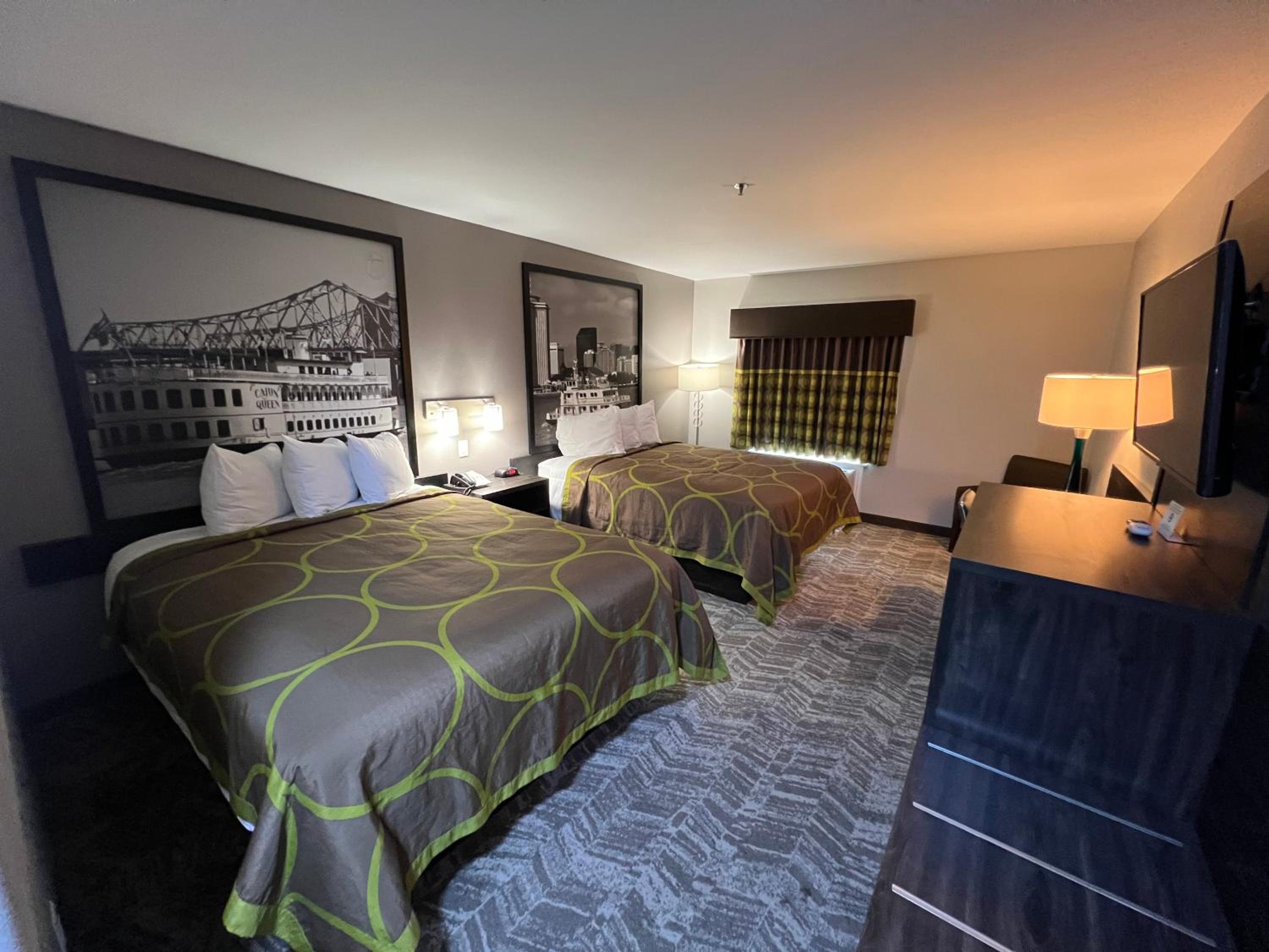Queen Room with Two Queen Beds - Non-Smoking - Photo 3