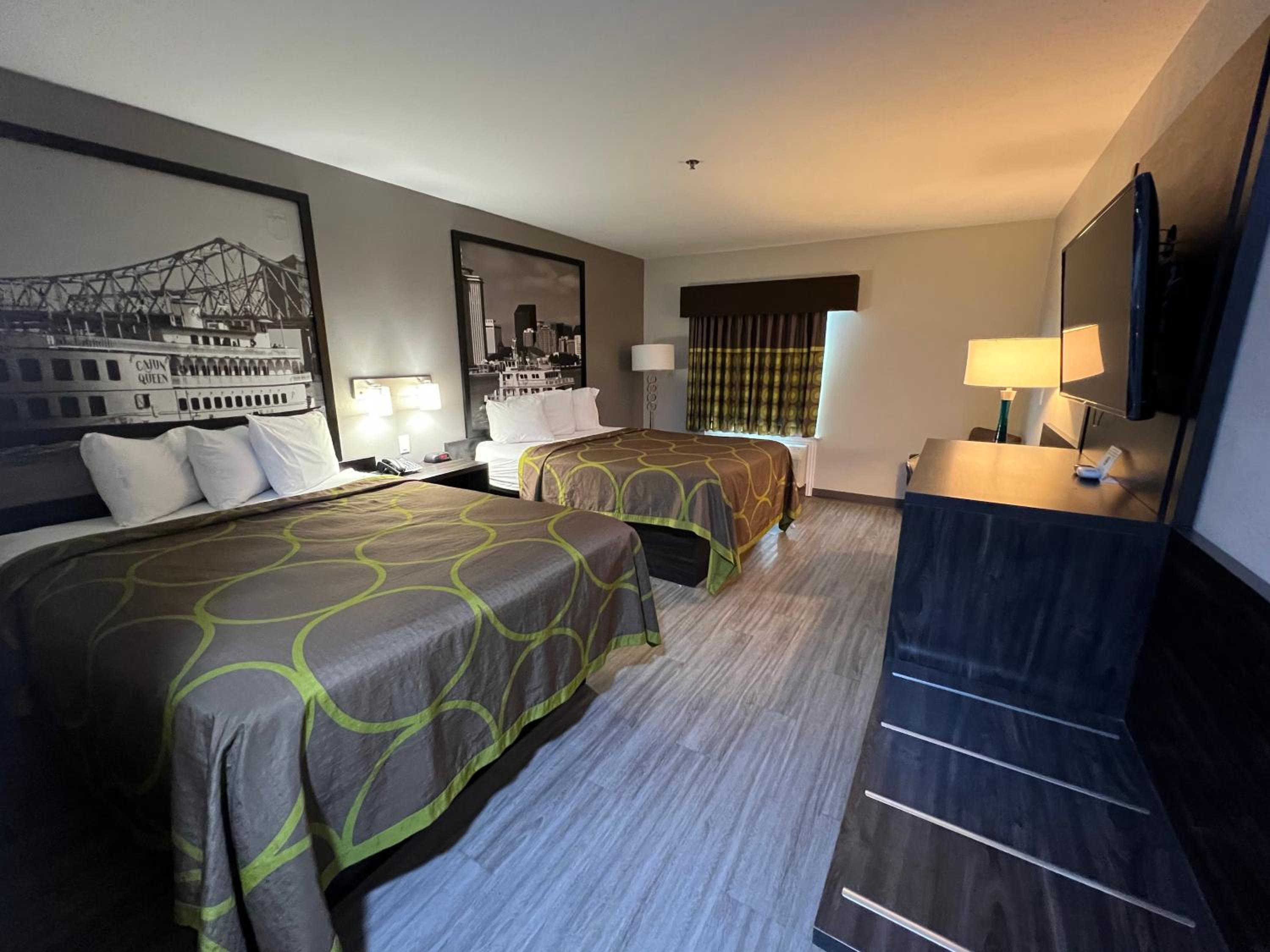 Queen Room with Two Queen Beds - Non-Smoking - Photo 2