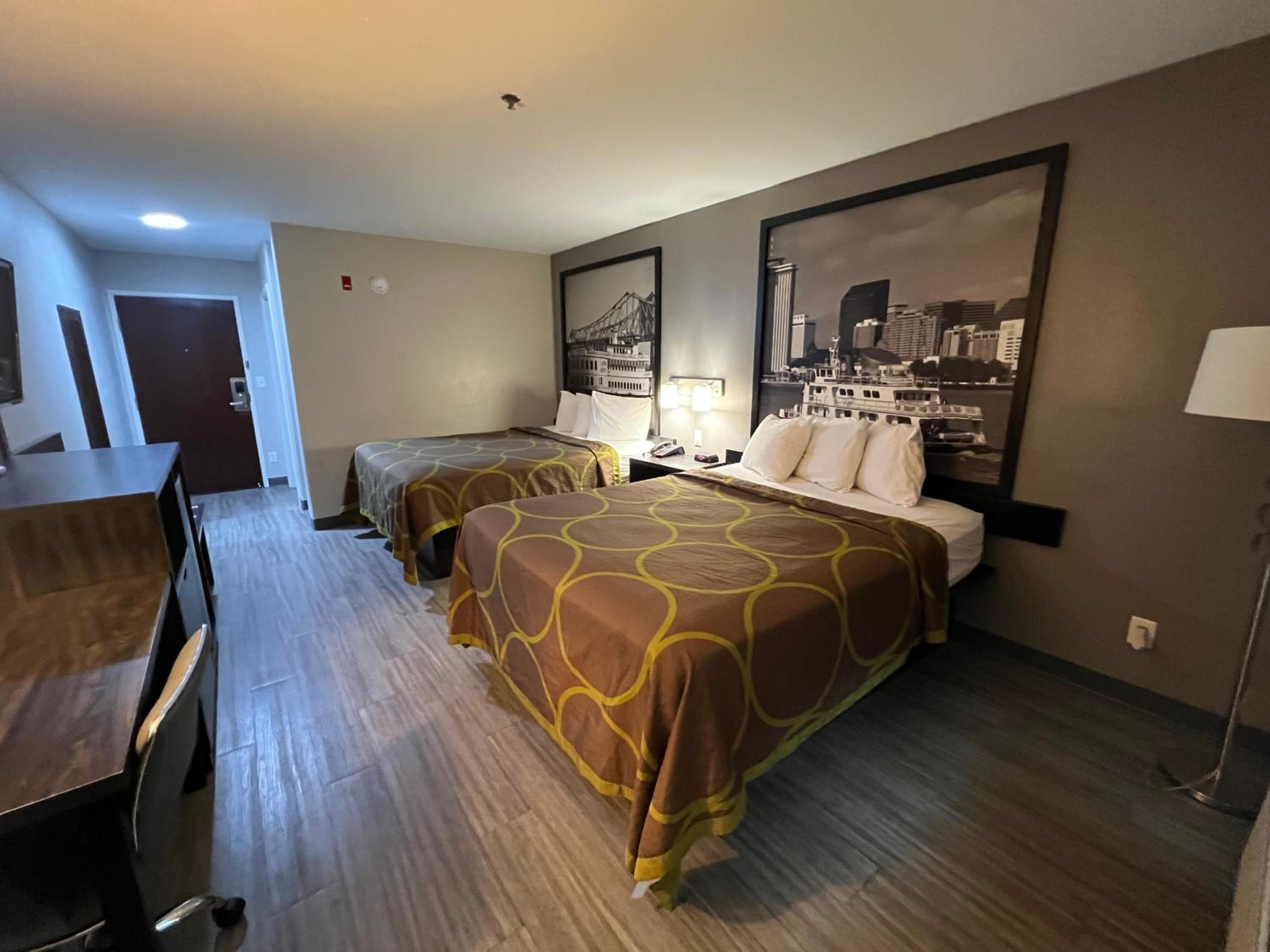 Queen Room with Two Queen Beds - Non-Smoking - Photo 4