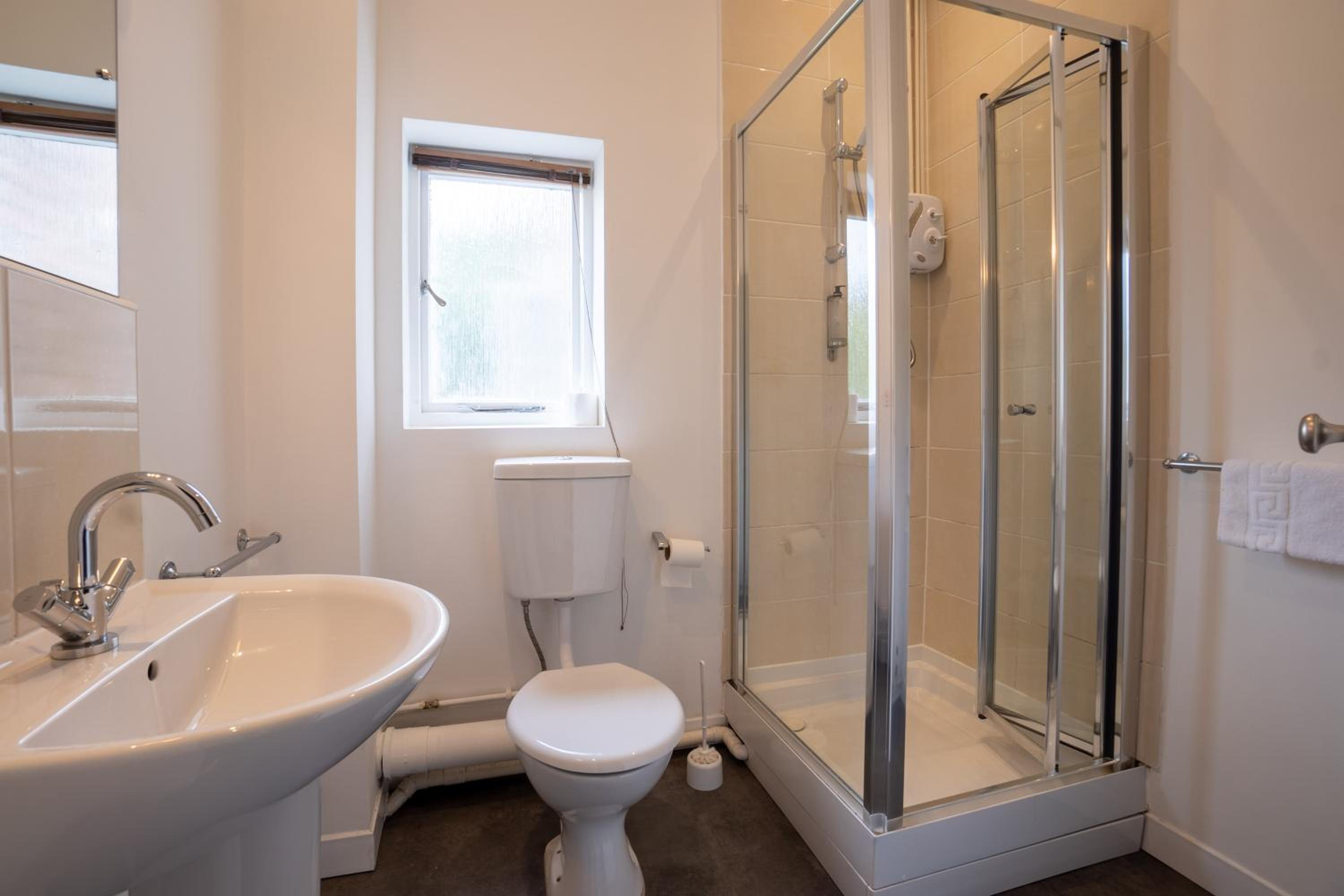 Twin Room with Private Bathroom photo 3
