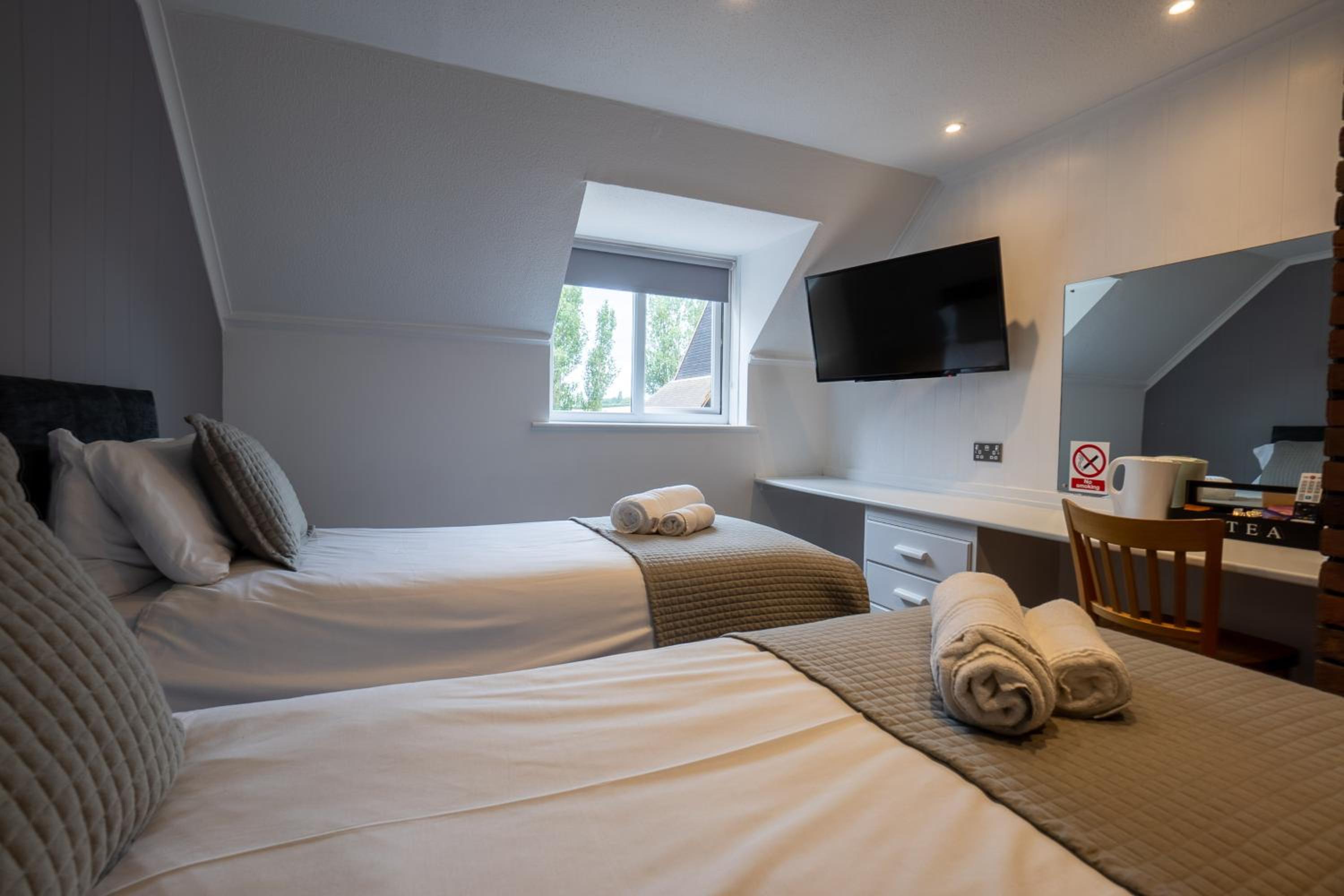 Twin Room with Private Bathroom photo 2