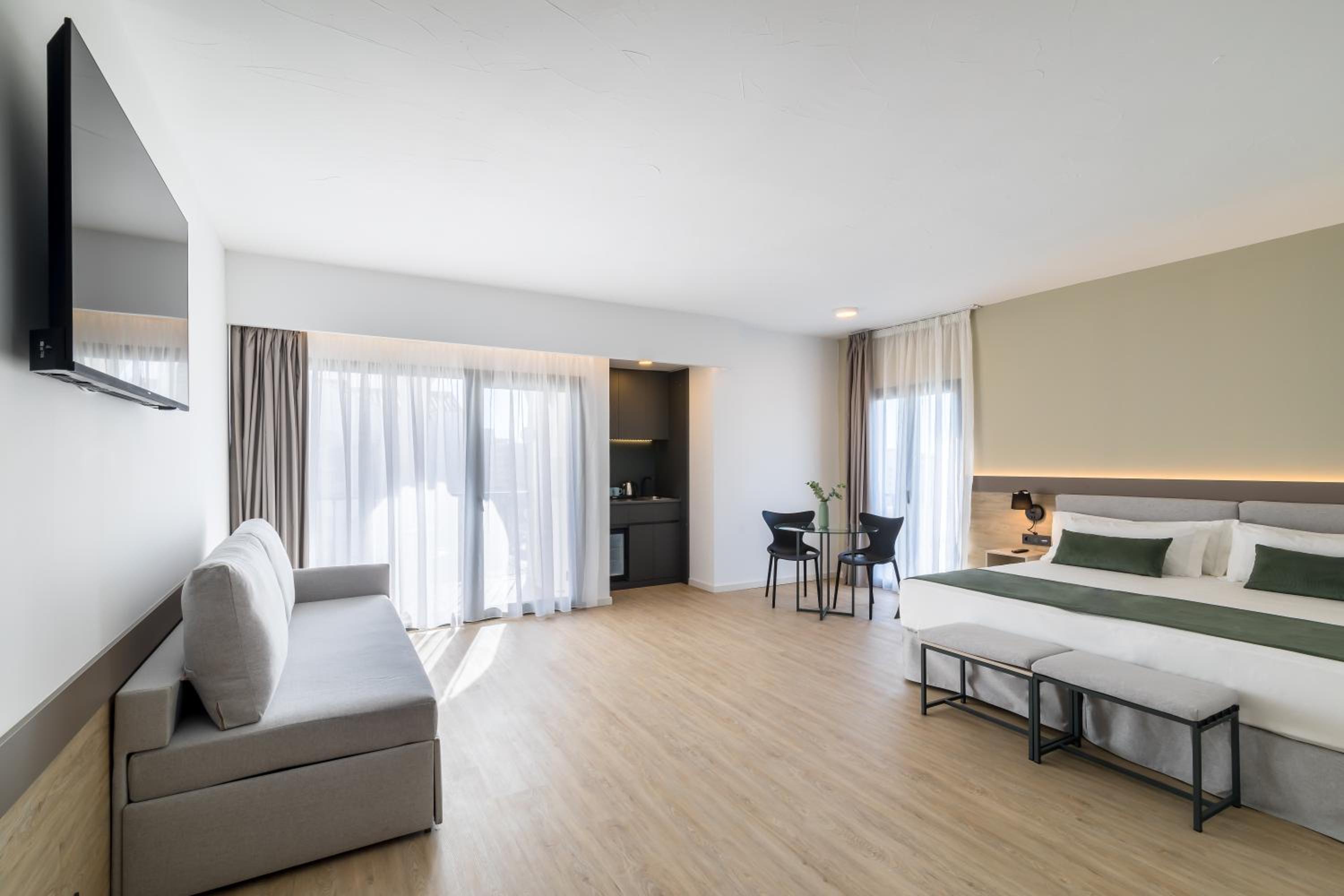 Deluxe Family Room (2 Adults + 2 Children) photo 3