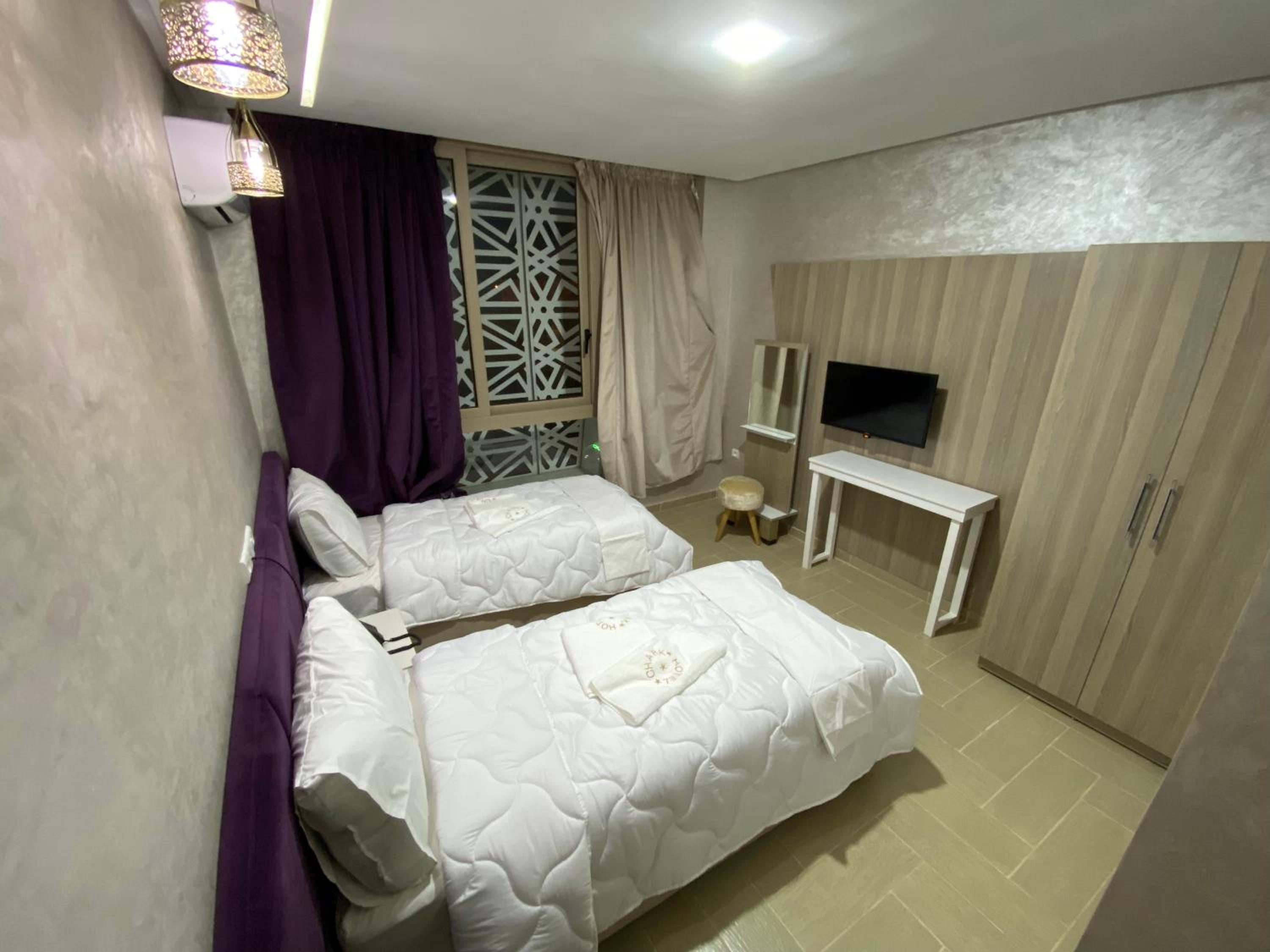 Deluxe Room (2 Adults + 1 Child) - Photo 1