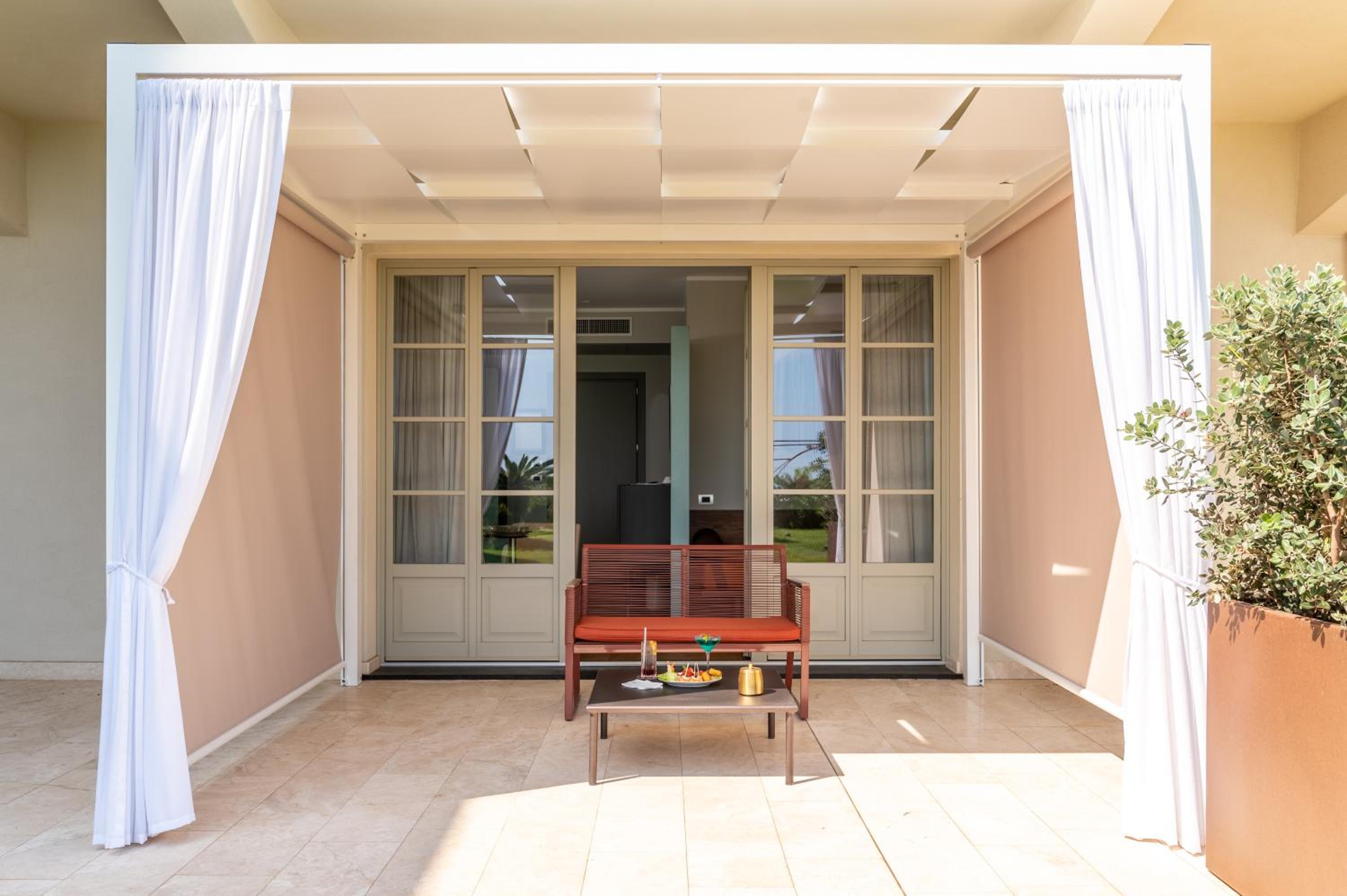 Deluxe Double Room with Patio and Side Sea View - Photo 3