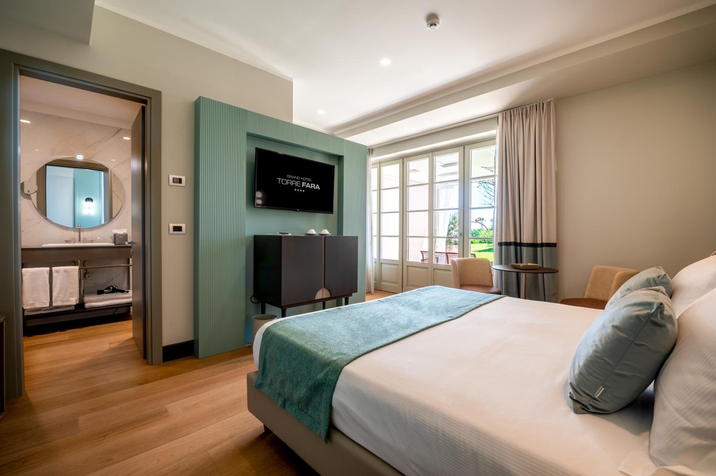 Deluxe Double Room with Patio and Side Sea View - Photo 4