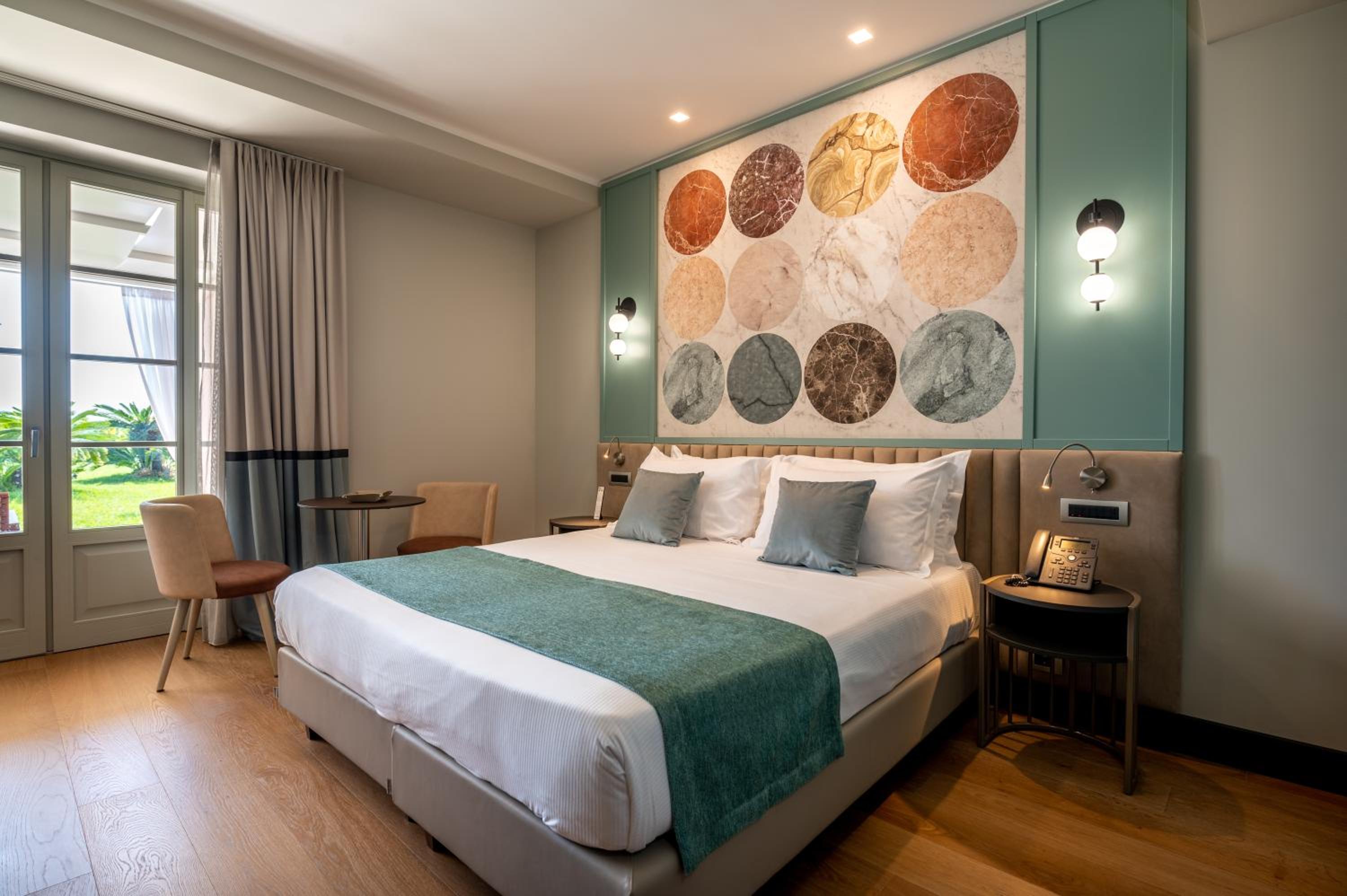 Deluxe Double Room with Patio and Side Sea View - Photo 2