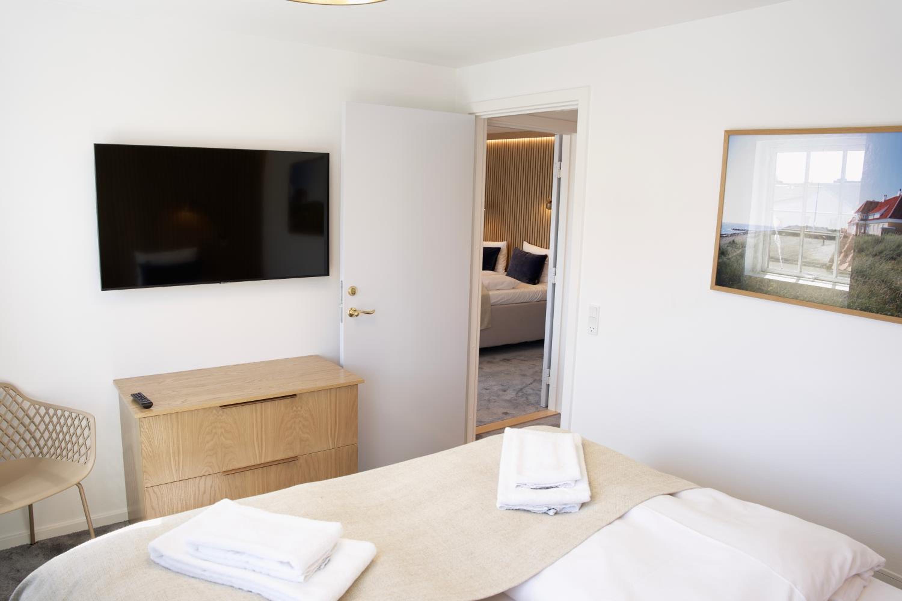 Family Room with Balcony or Terrace - Photo 8
