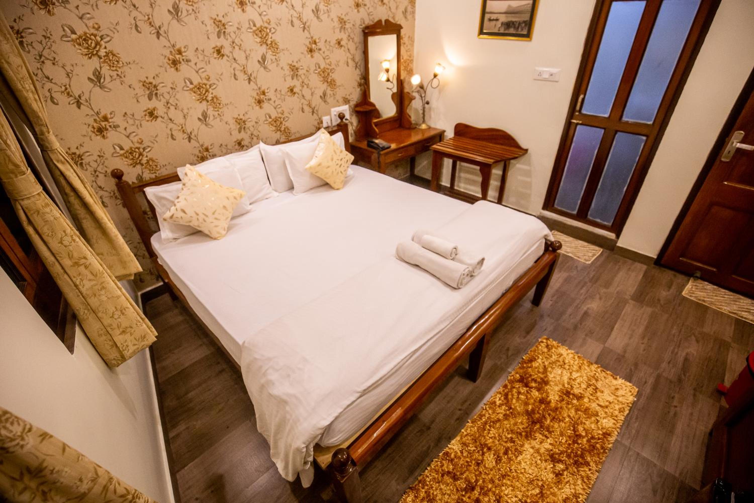 Deluxe Double Room - Photo 13