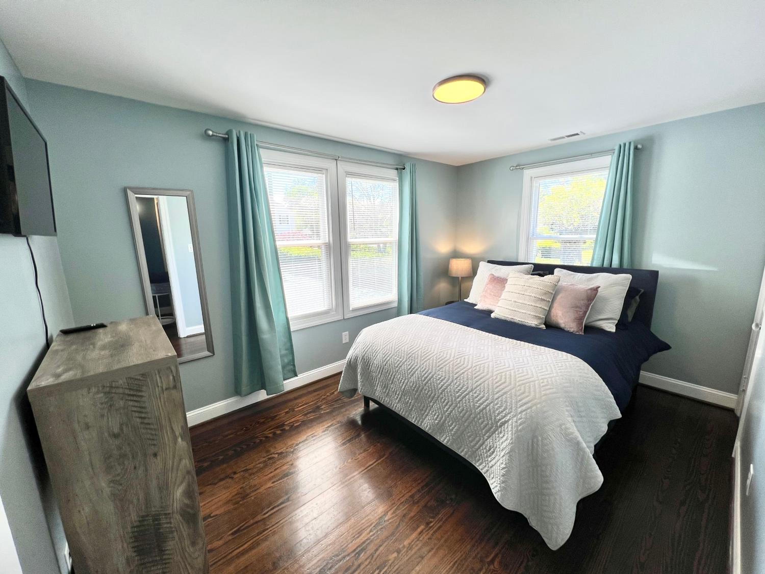 Four-Bedroom House - Photo 2