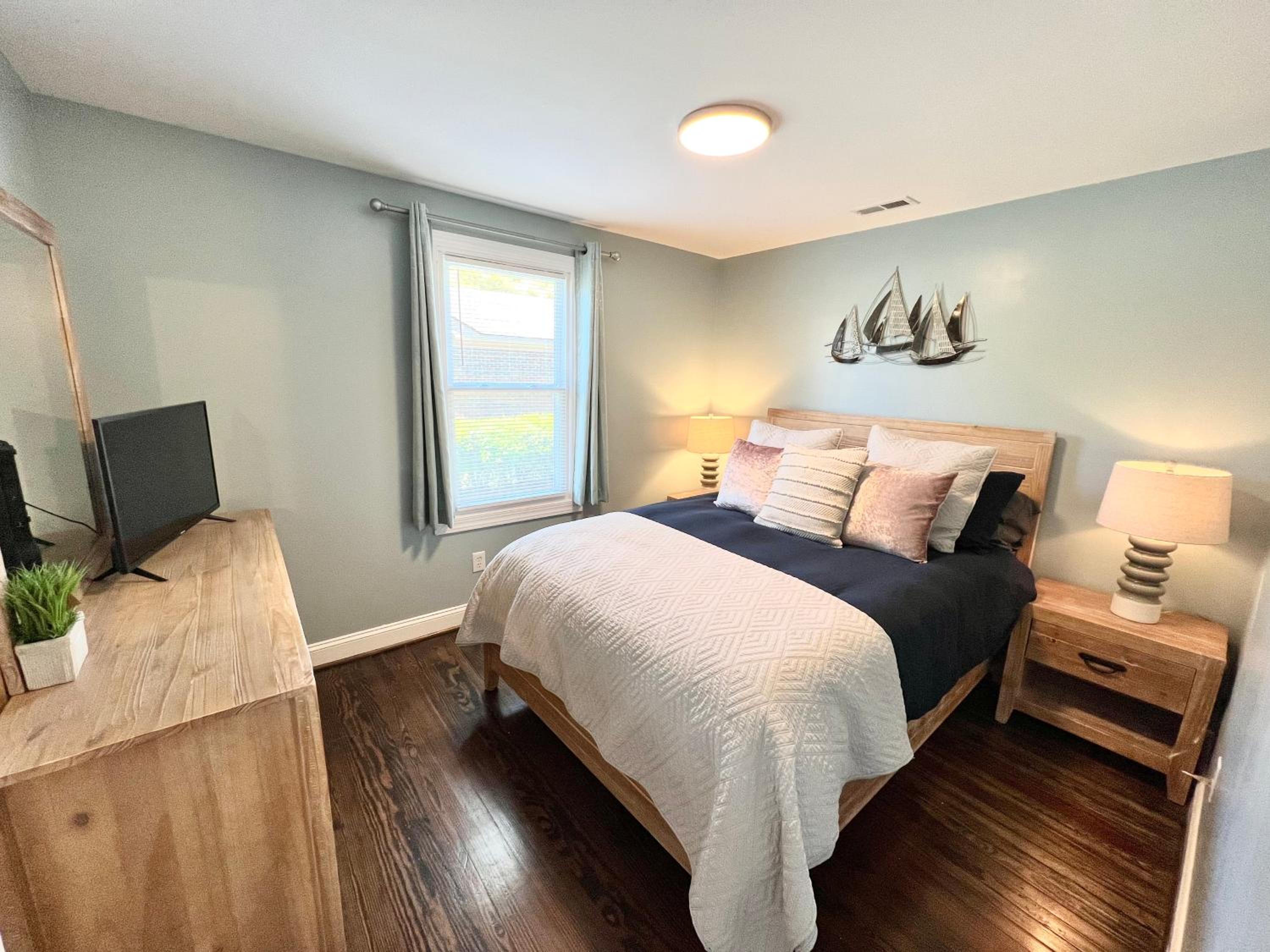 Four-Bedroom House - Photo 22