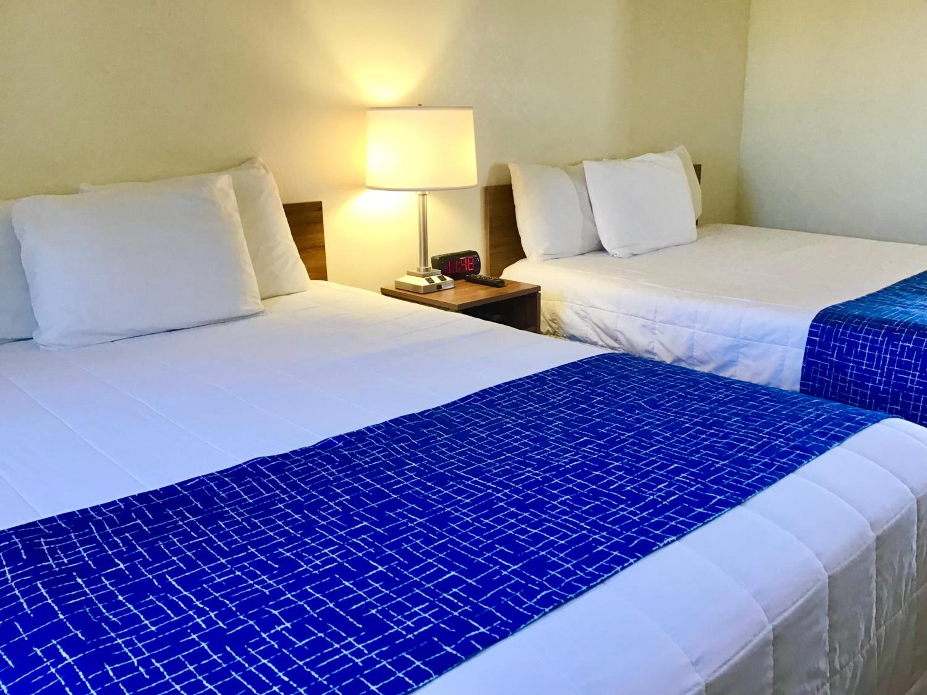 Queen Room with Two Queen Beds - Non-Smoking photo 2