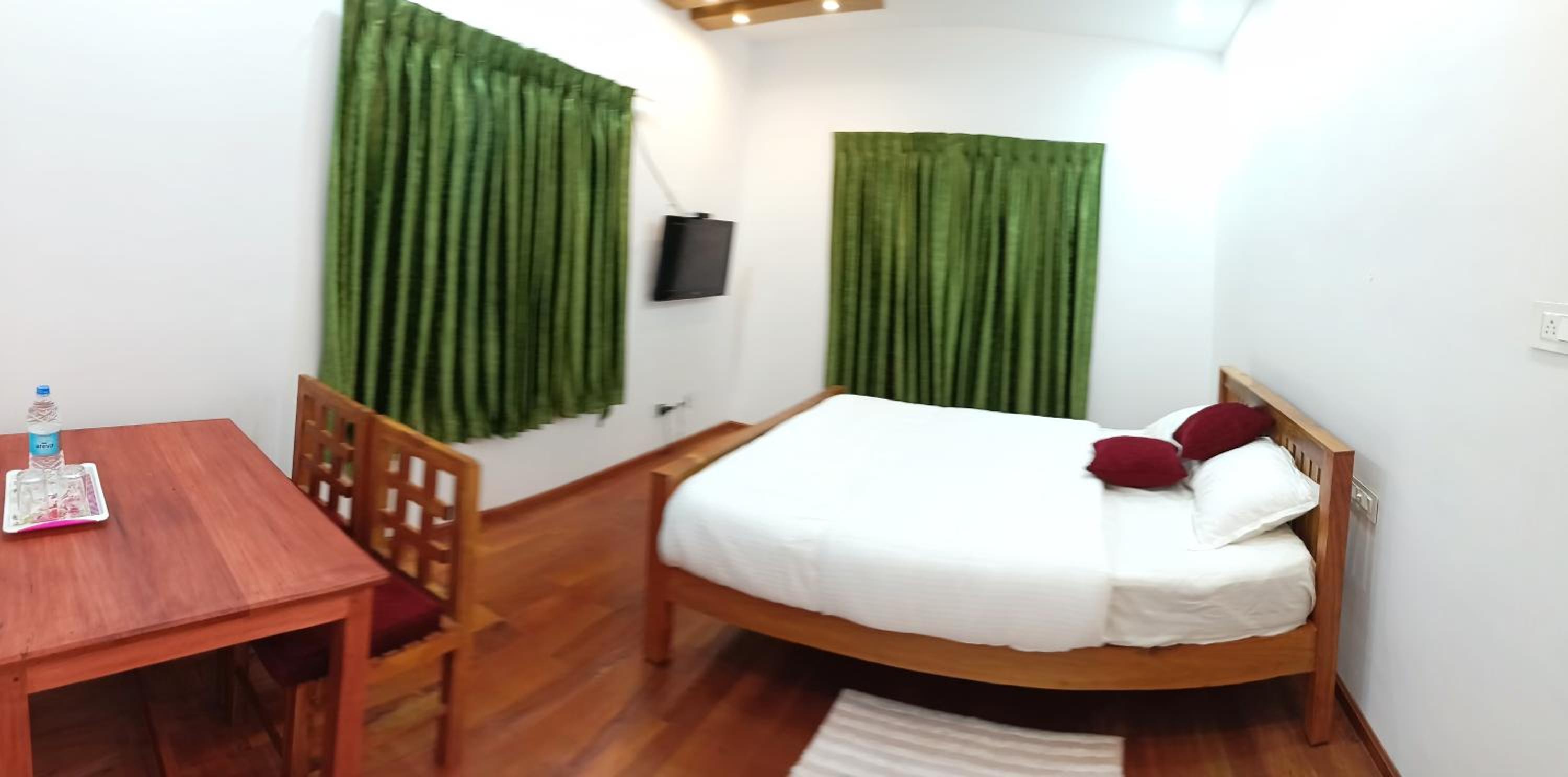 Deluxe Double Room (2 Adults + 1 Child) photo 1