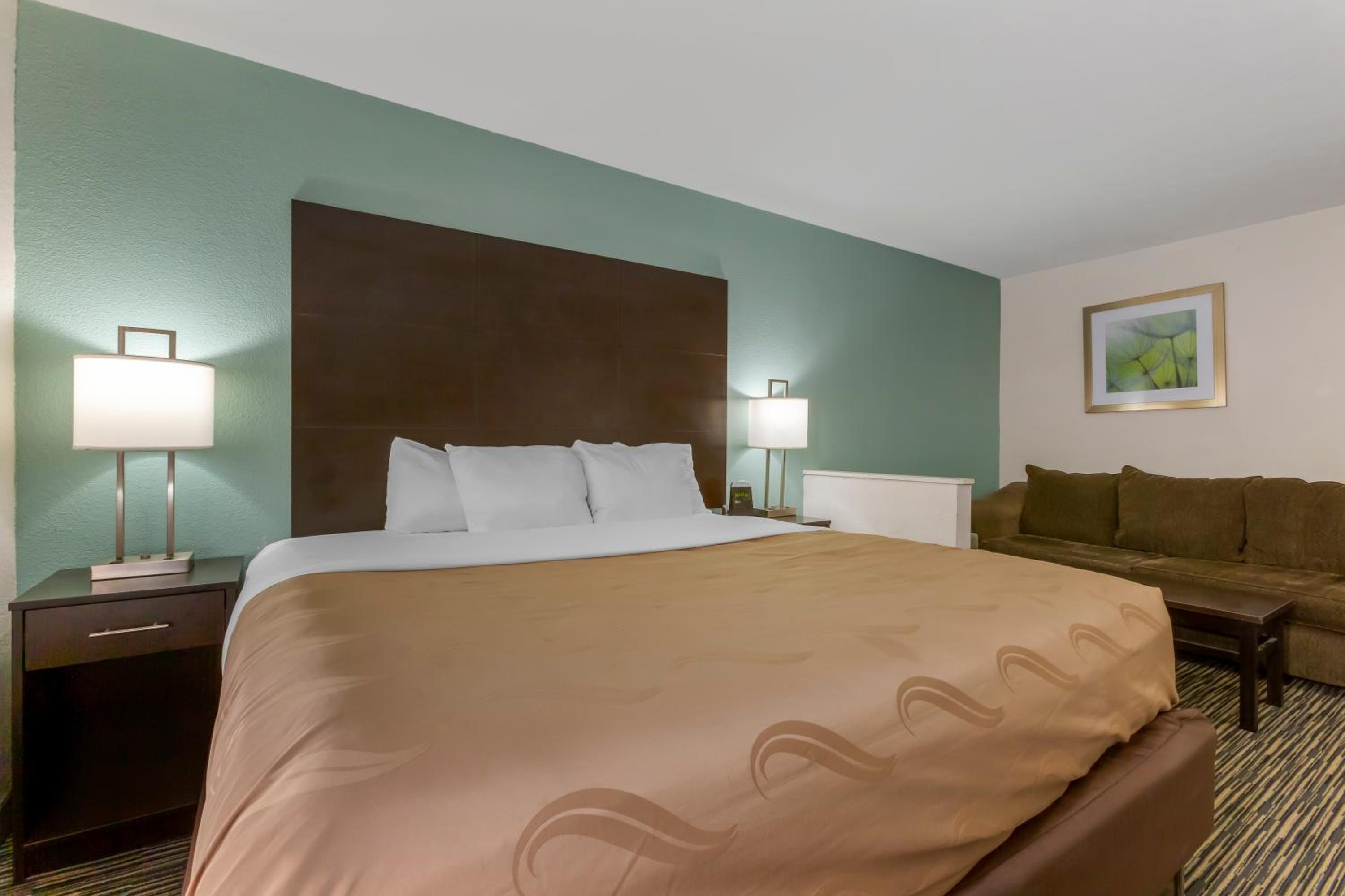 King Suite with Whirlpool - Smoking photo 2