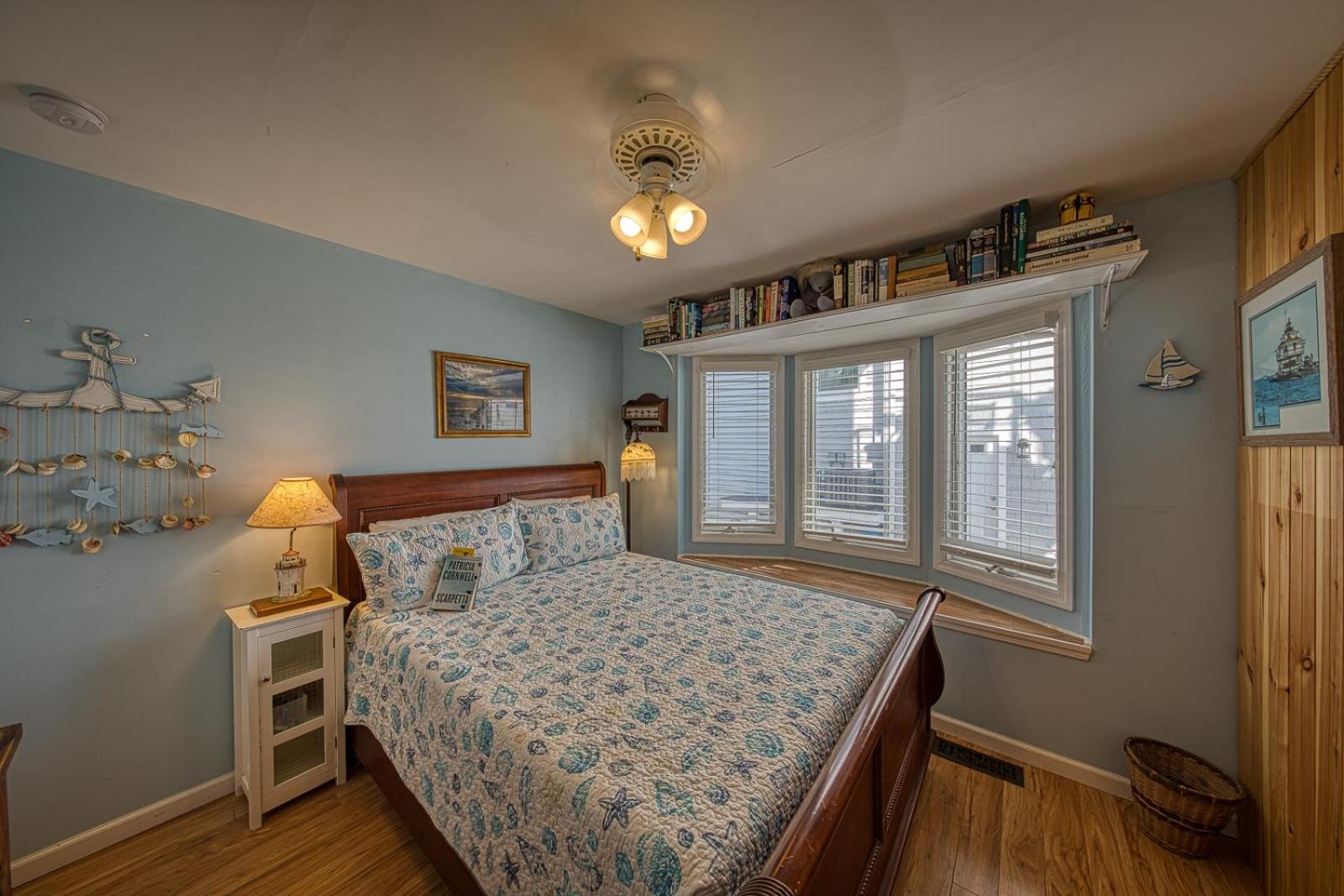 Six-Bedroom House photo 2