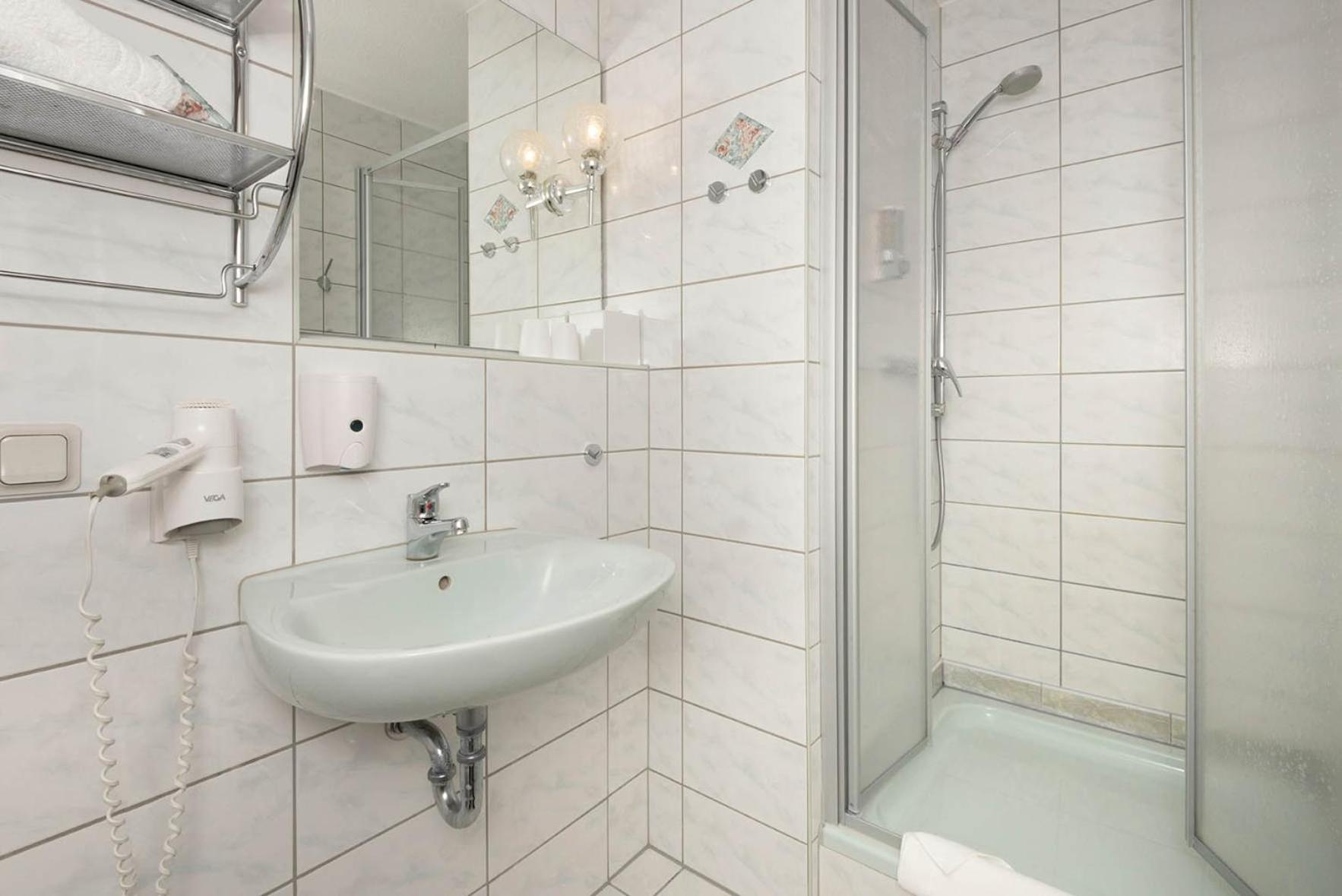 Small Double Room - Photo 5