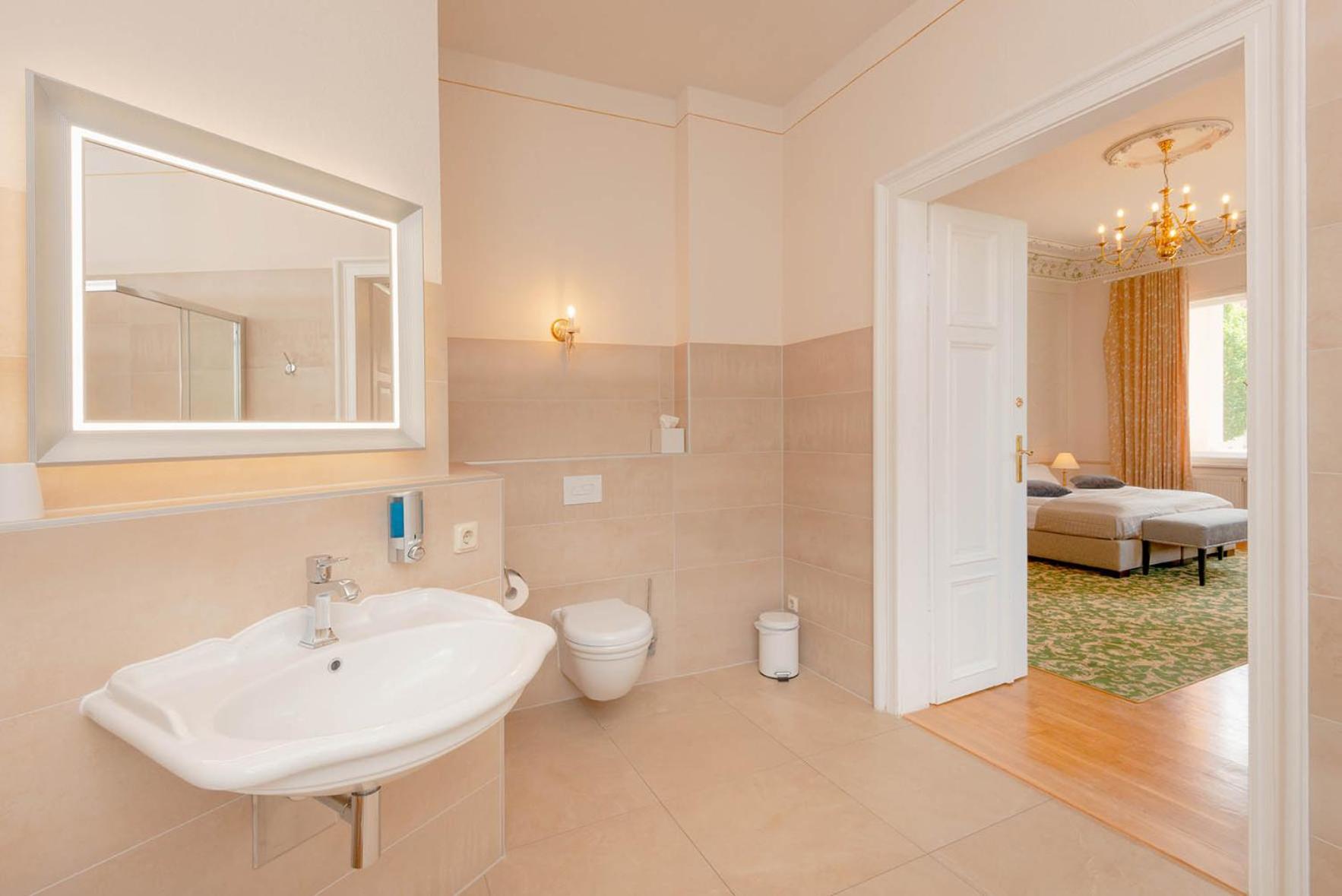 Deluxe Room - Photo 16