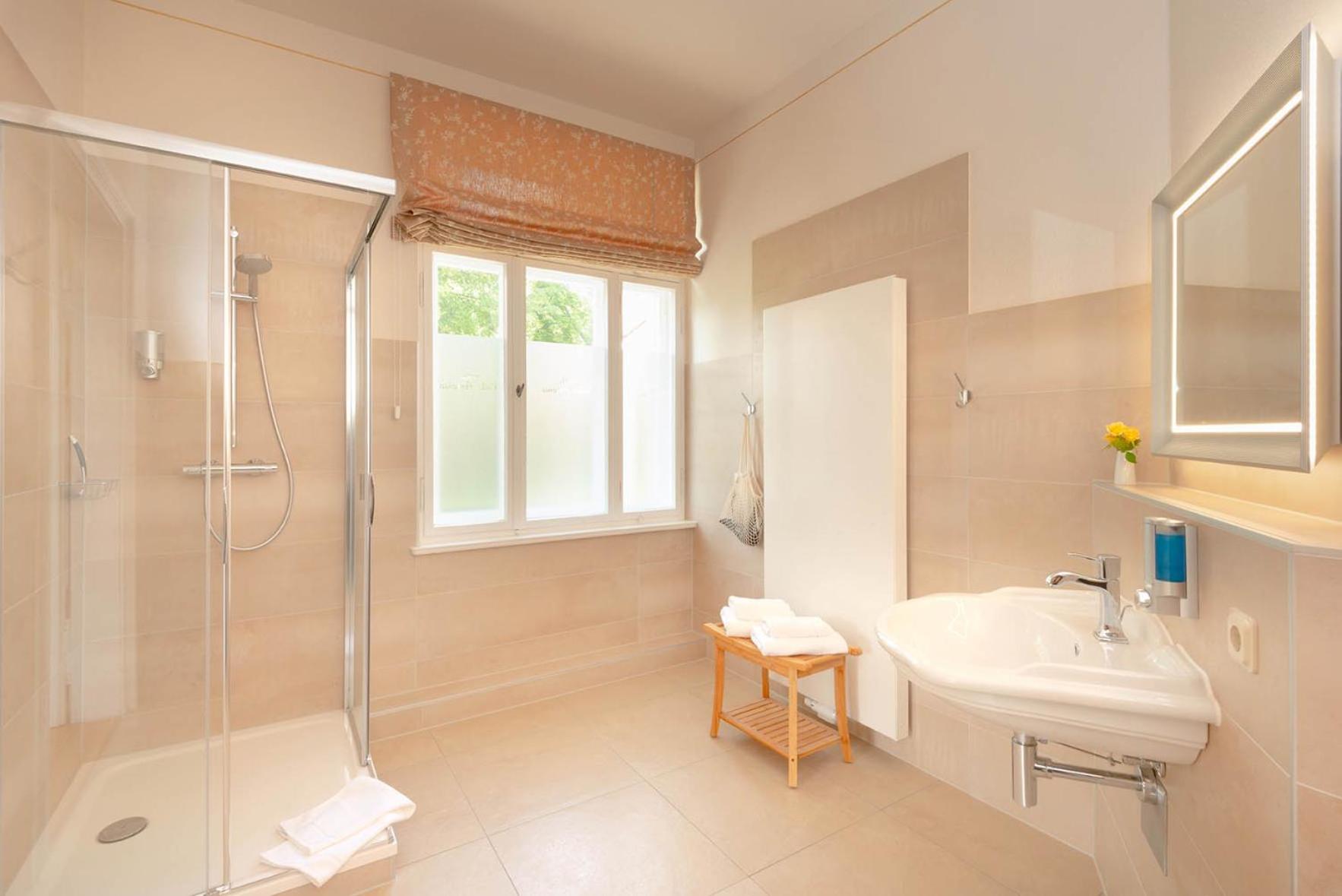 Deluxe Room - Photo 17