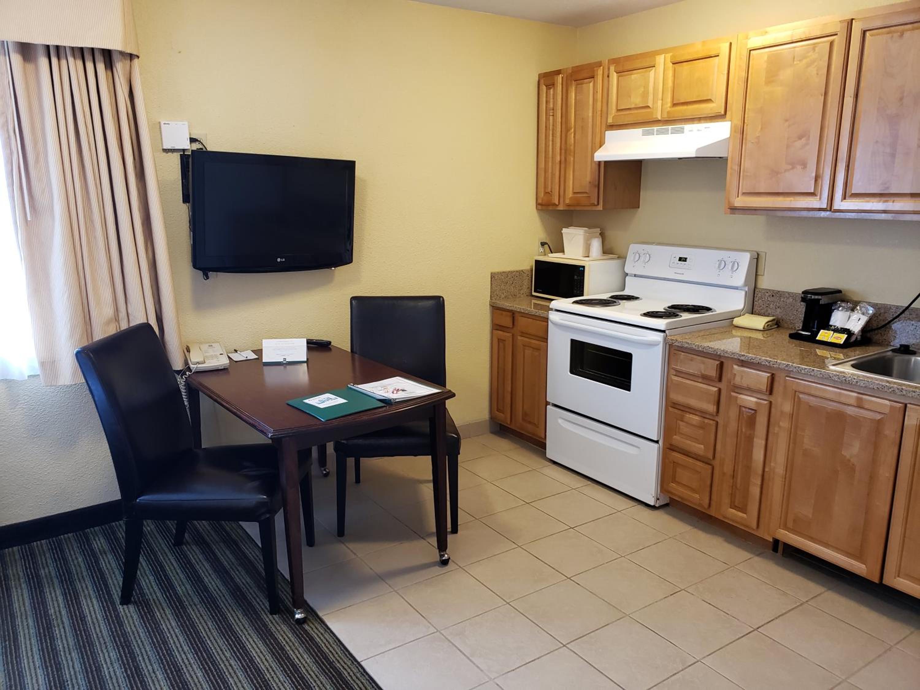 Efficiency Queen Room - Accessible/Non-Smoking - Photo 2
