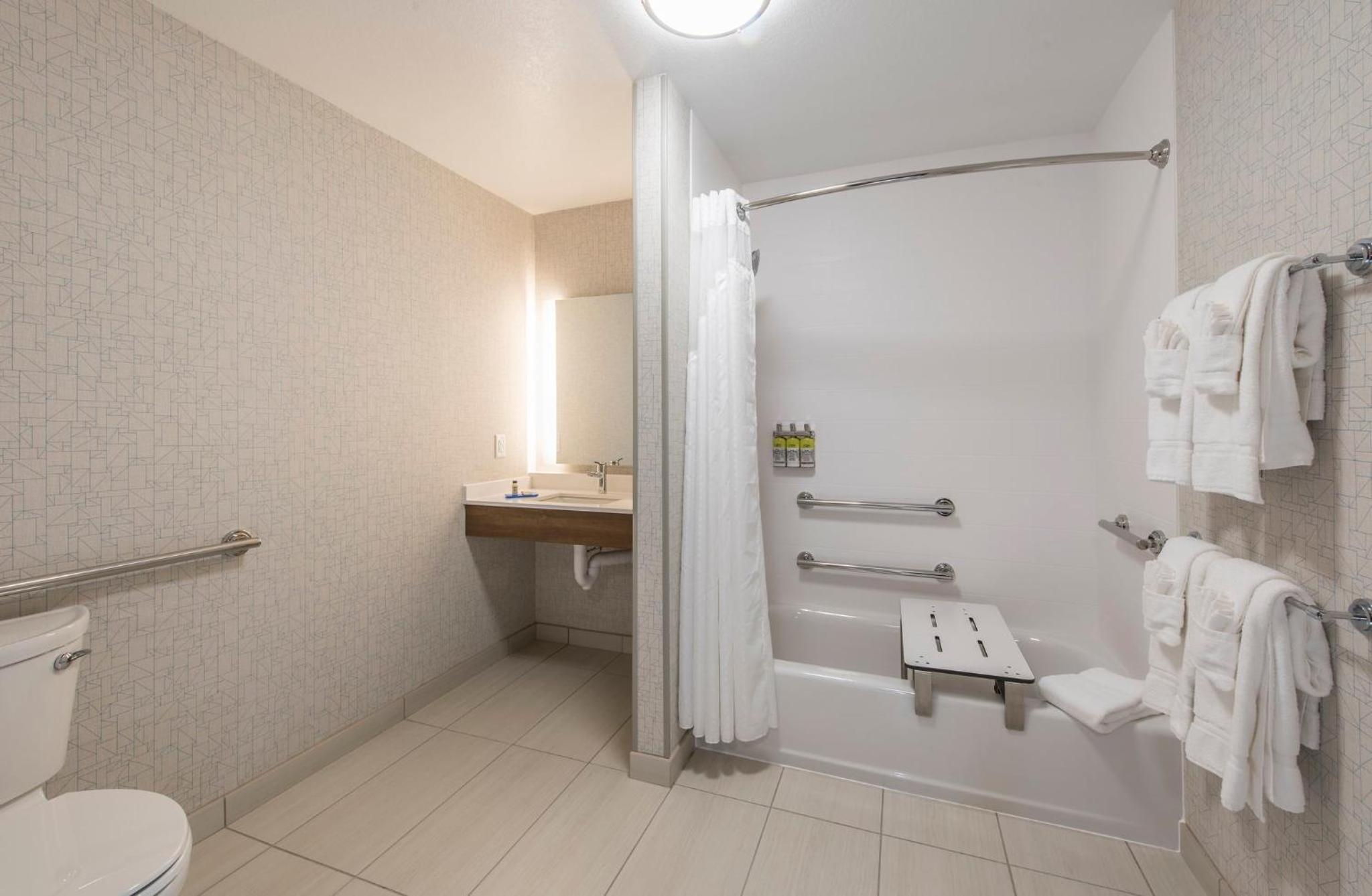 Standard King Room with Mobility Accessible Tub - Photo 2