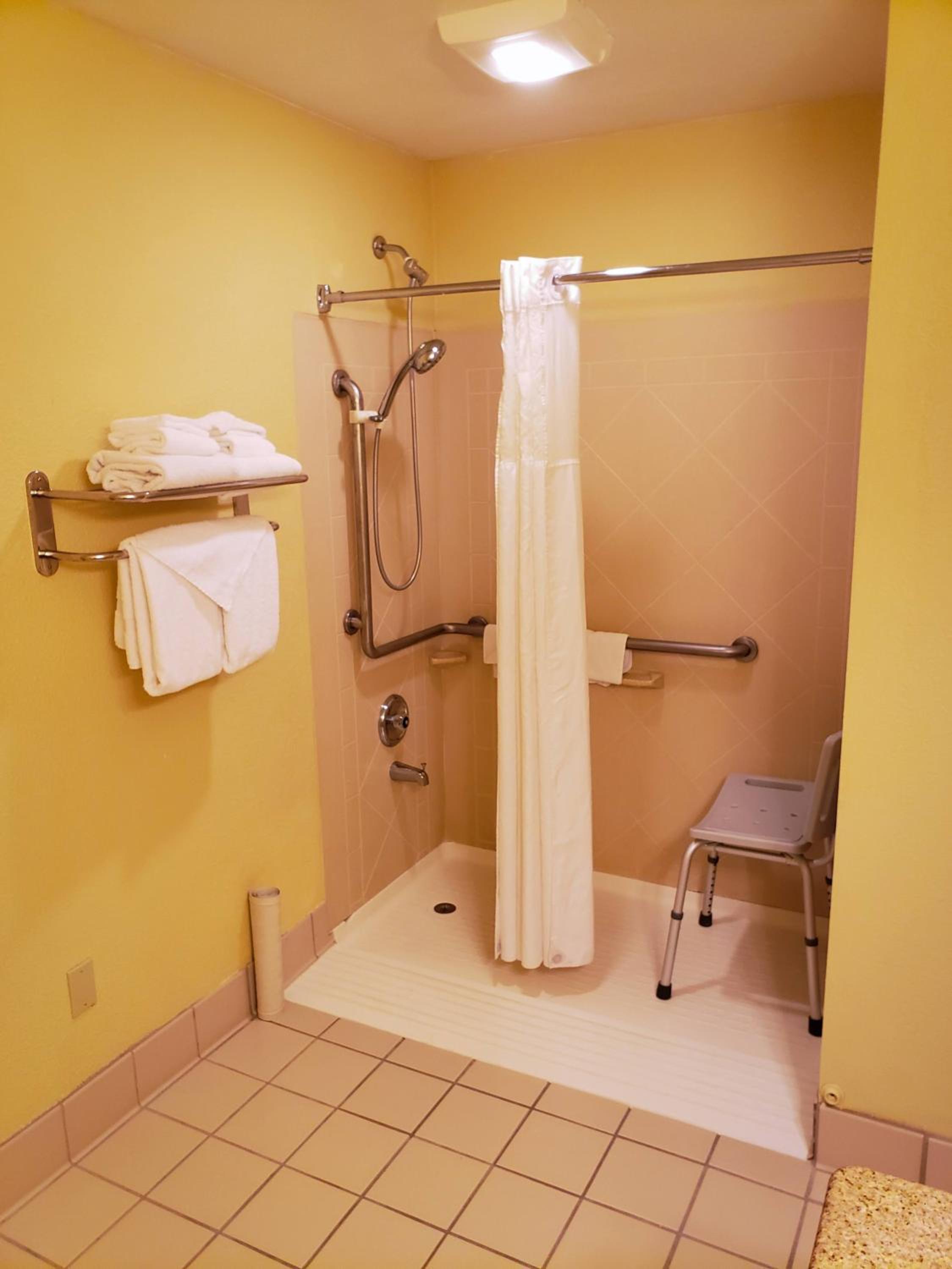 Efficiency Queen Room - Accessible/Non-Smoking - Photo 6