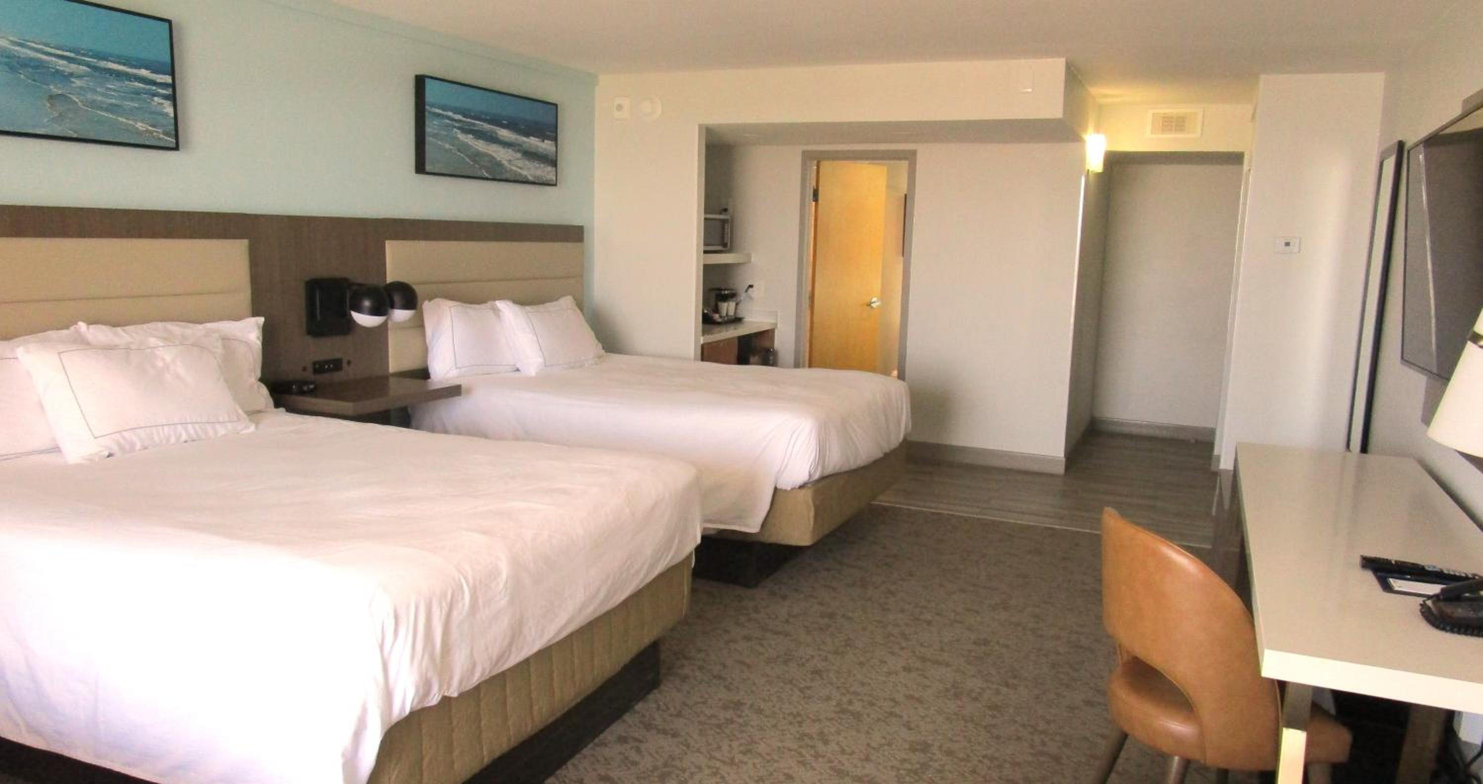 Queen Large Family Corner Room with Two Queen Beds and Full Bay View - Photo 2