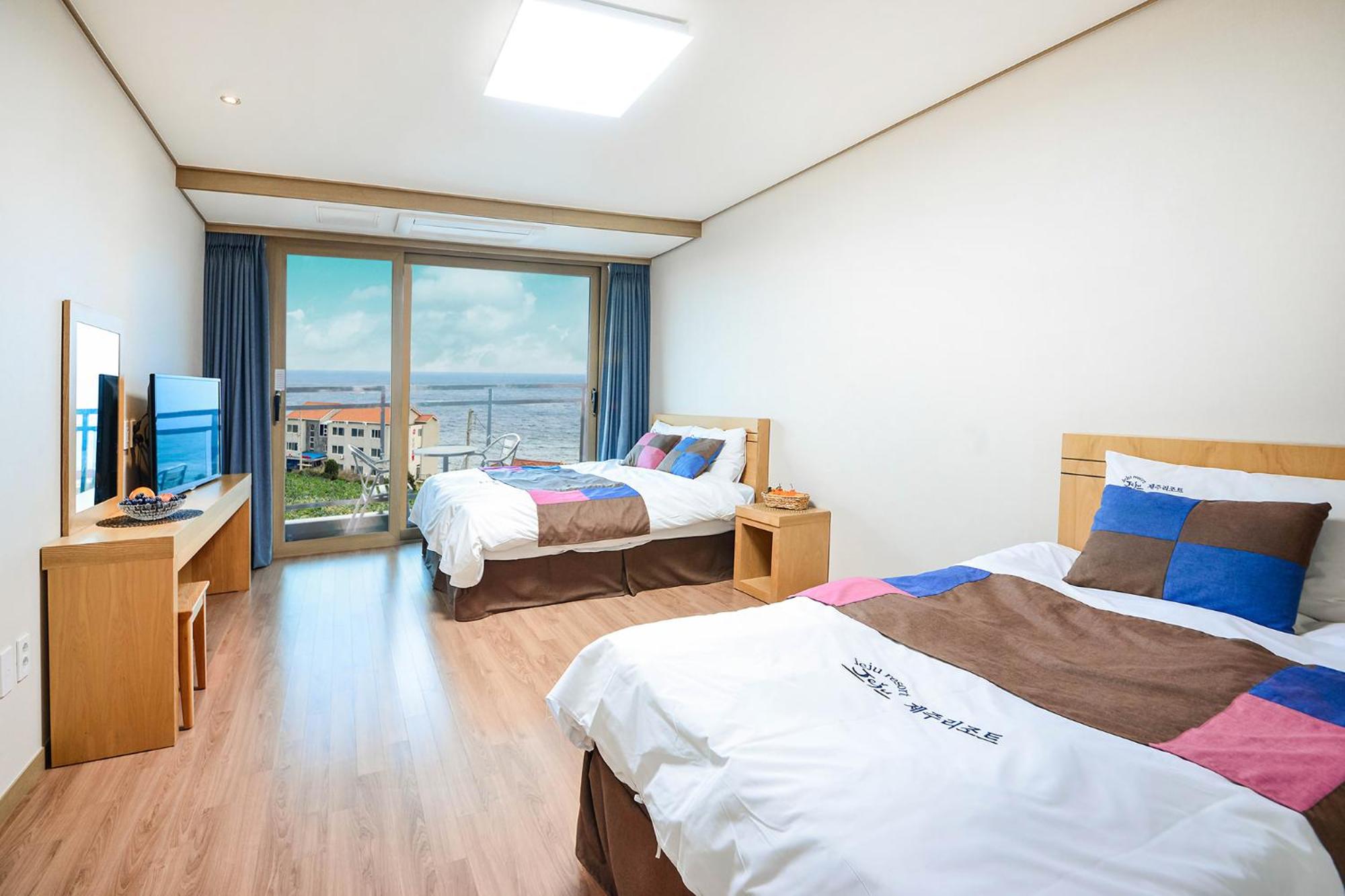 Standard Twin Room with Balcony and Sea View photo 2