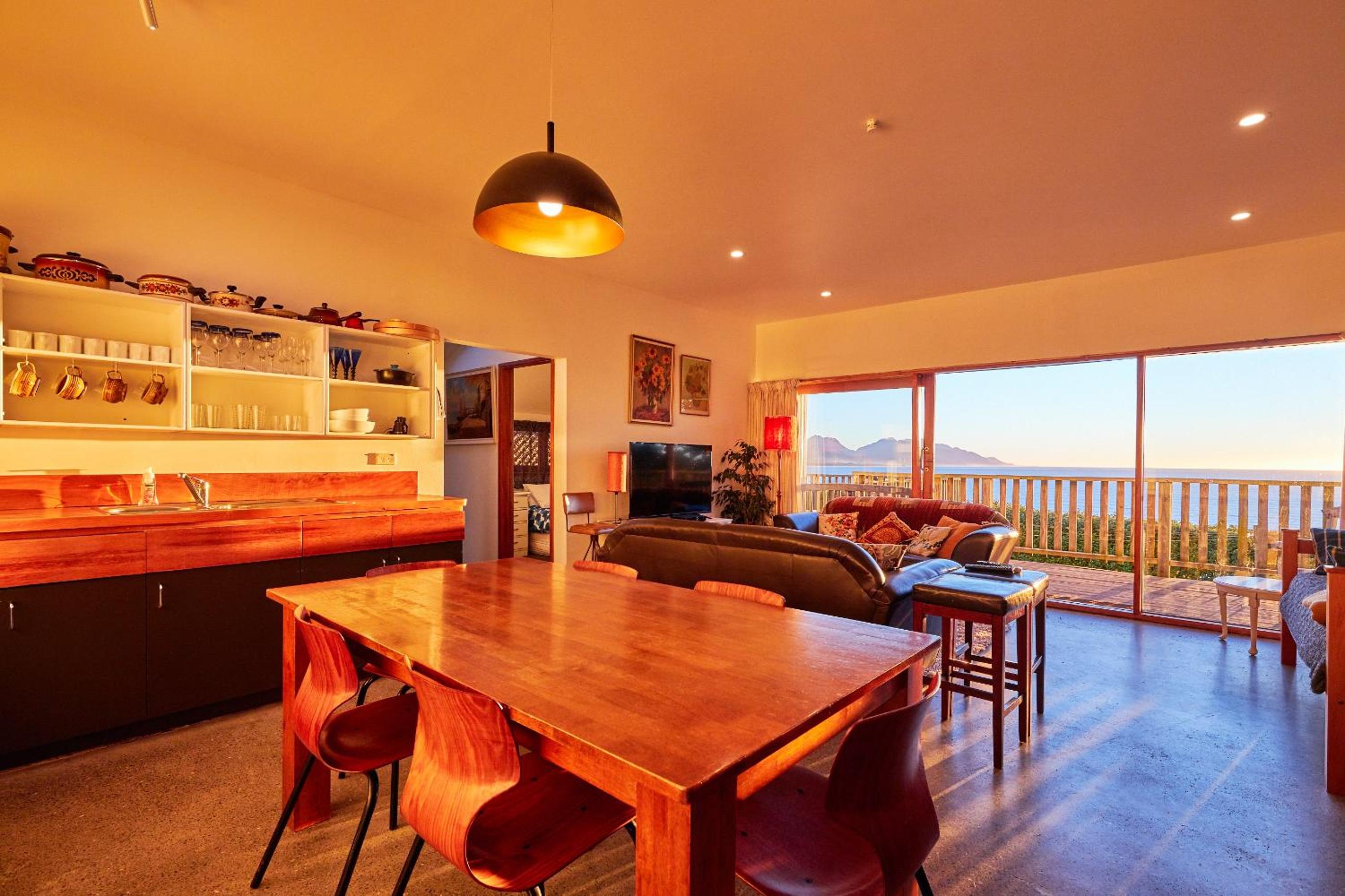 Three-Bedroom Cottage with Sea View photo 2