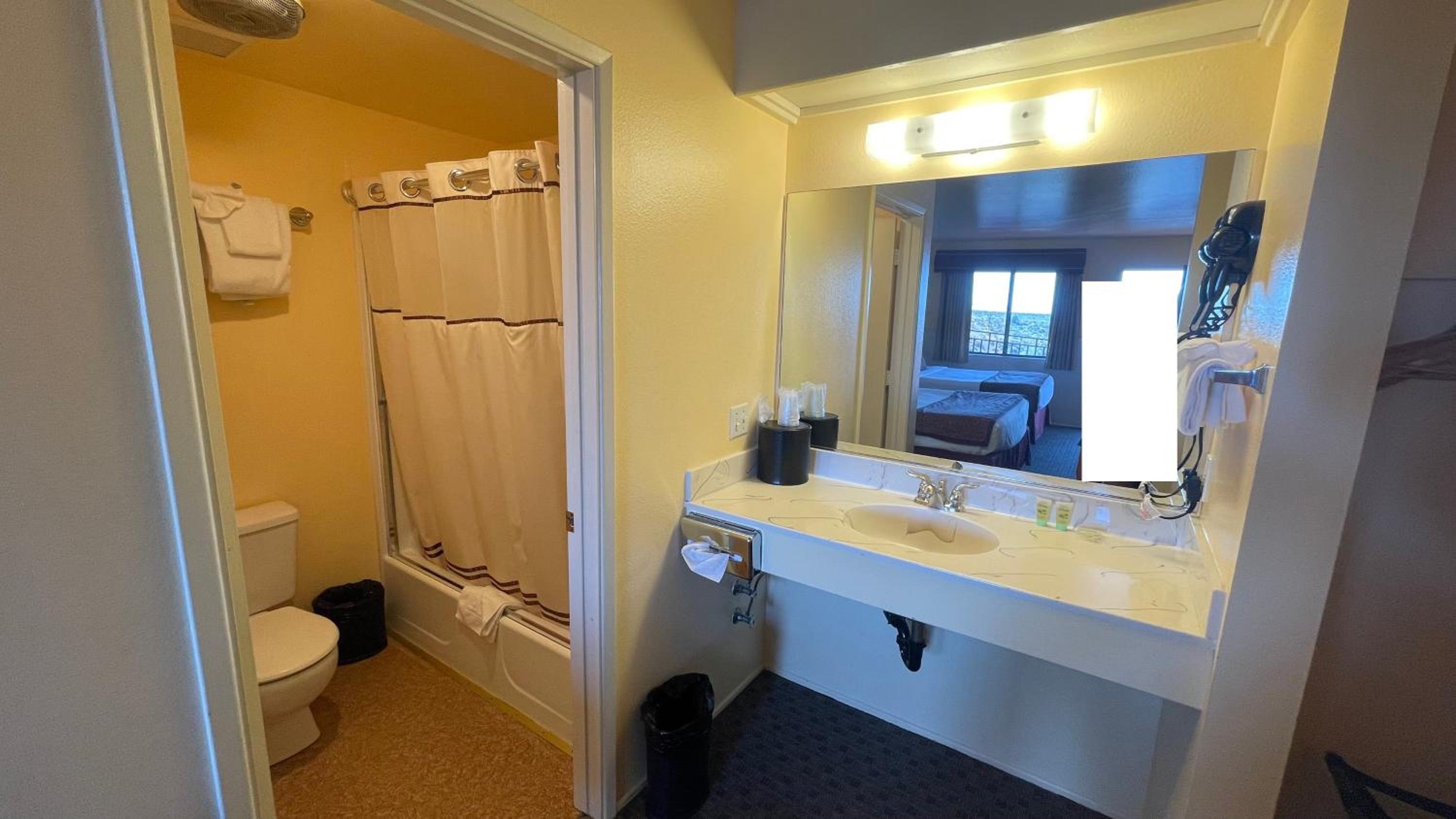 2 Queen Beds with AC, Microwave, and Fridge photo 3