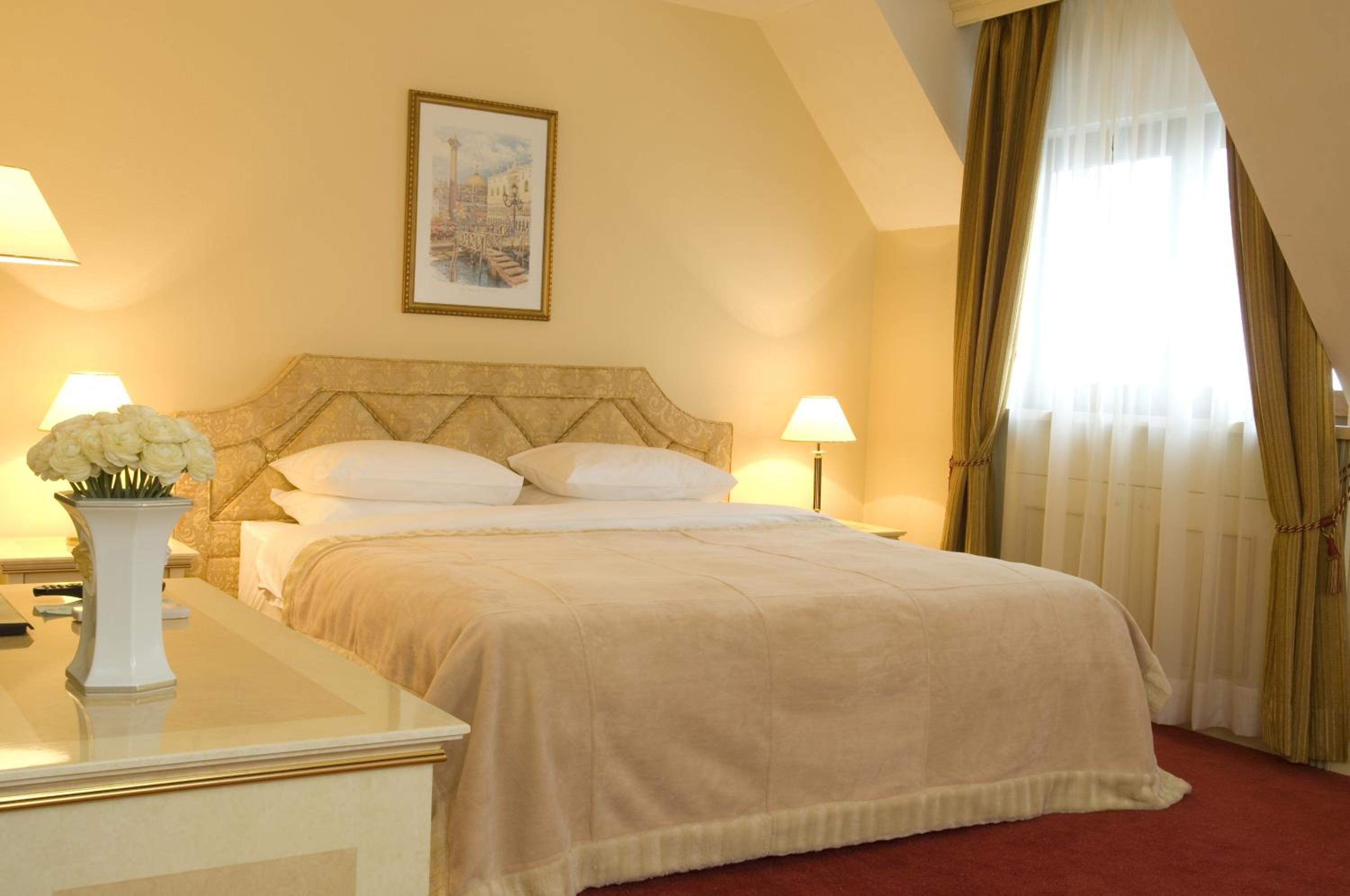 King Studio with Sofa Bed - Photo 10