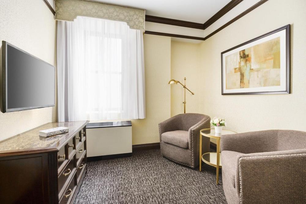 Deluxe Queen Suite photo 3