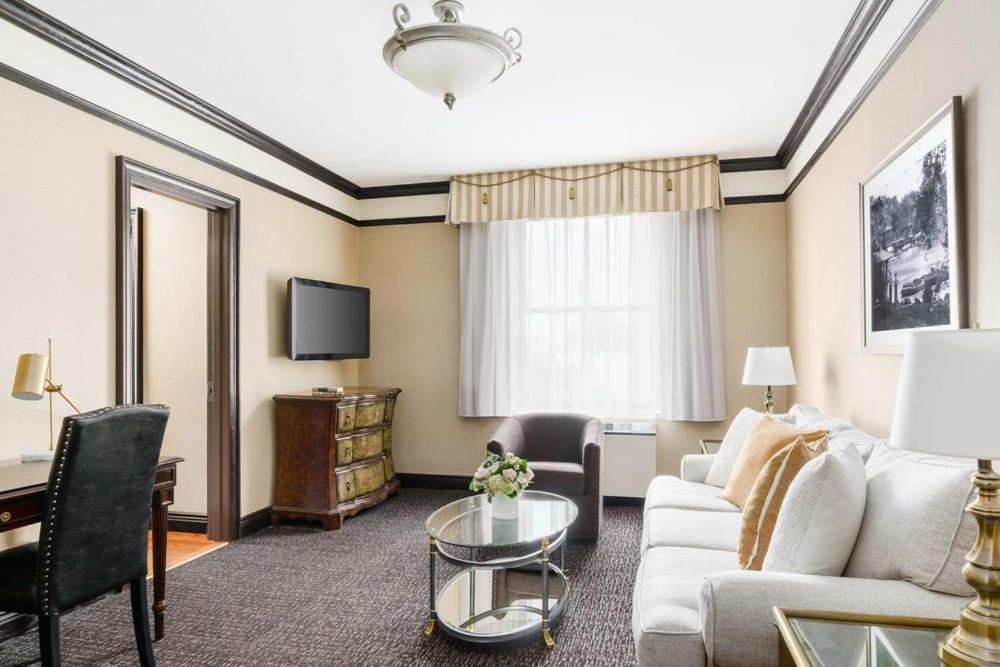 Deluxe King Suite photo 2