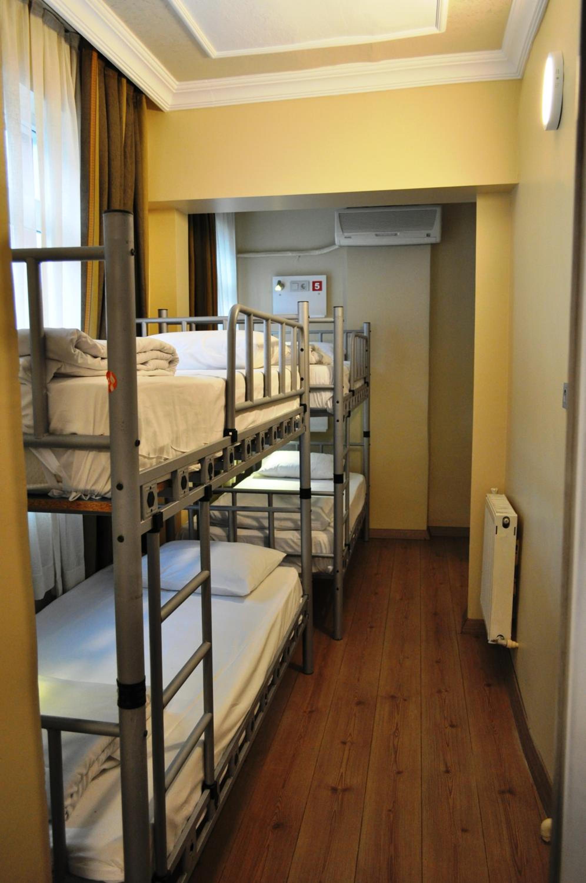 Single Bed in Mixed Dormitory Room photo 1