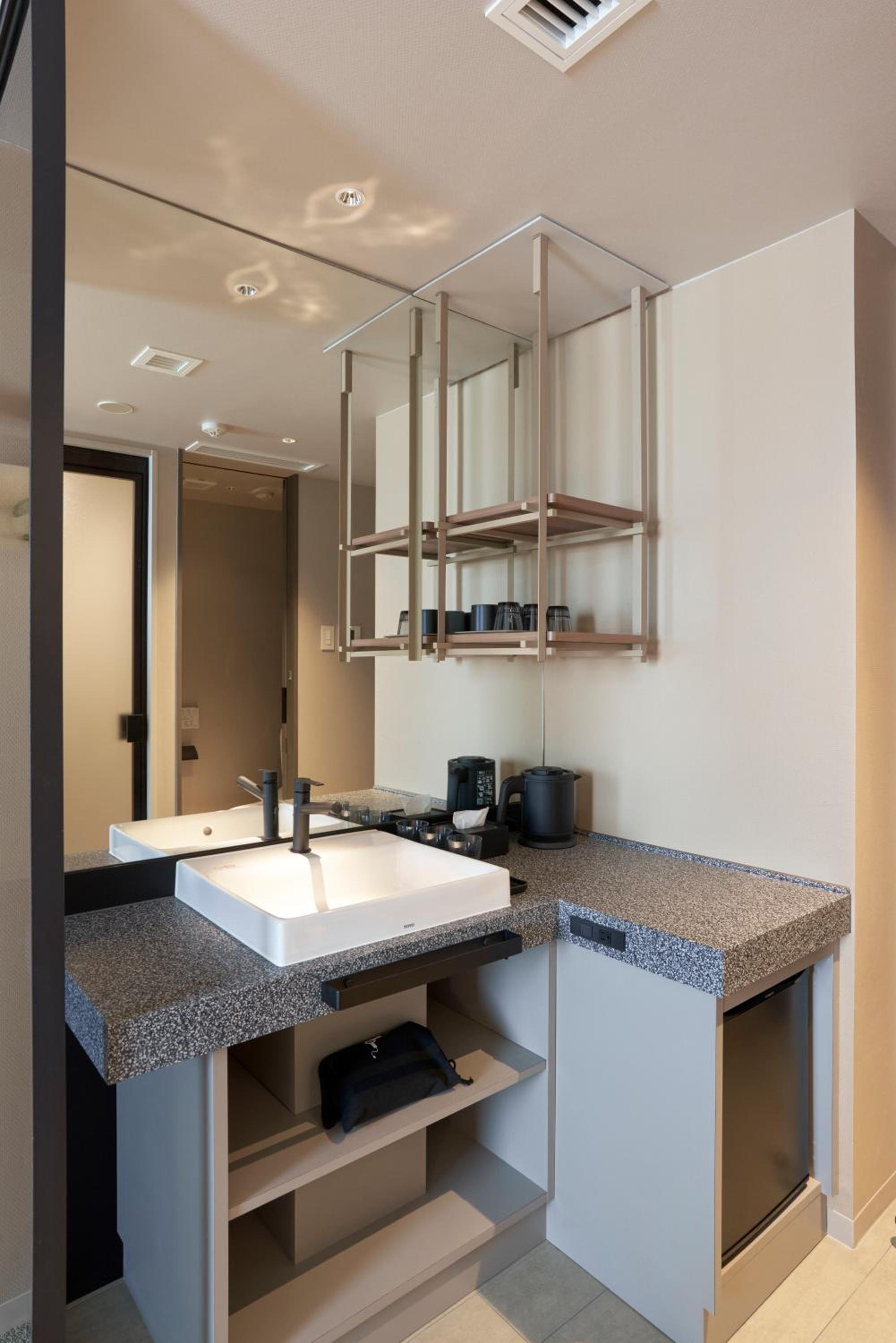 Standard Twin Room - Photo 12