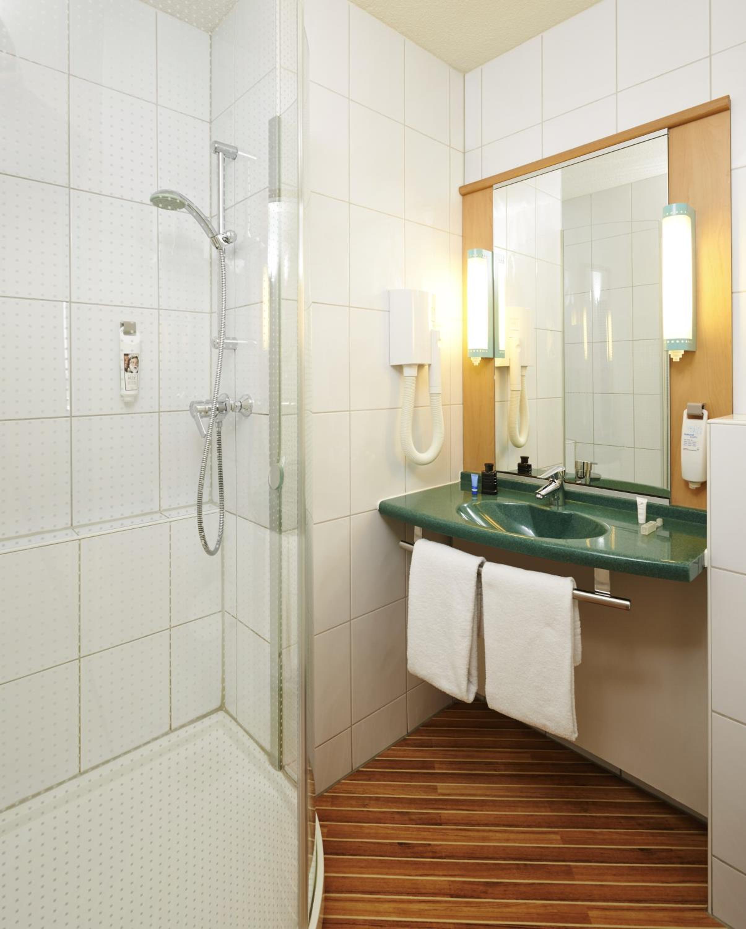 Standard Twin Room - Photo 6