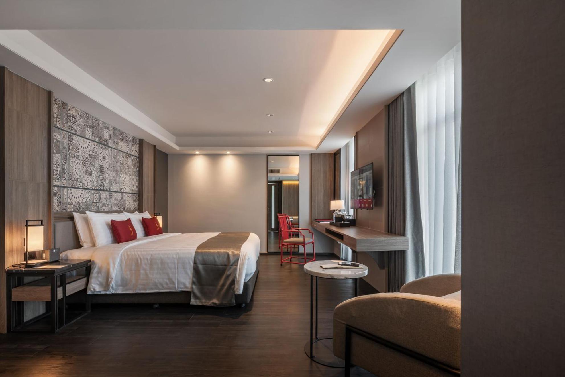 Premium King Room - Photo 10