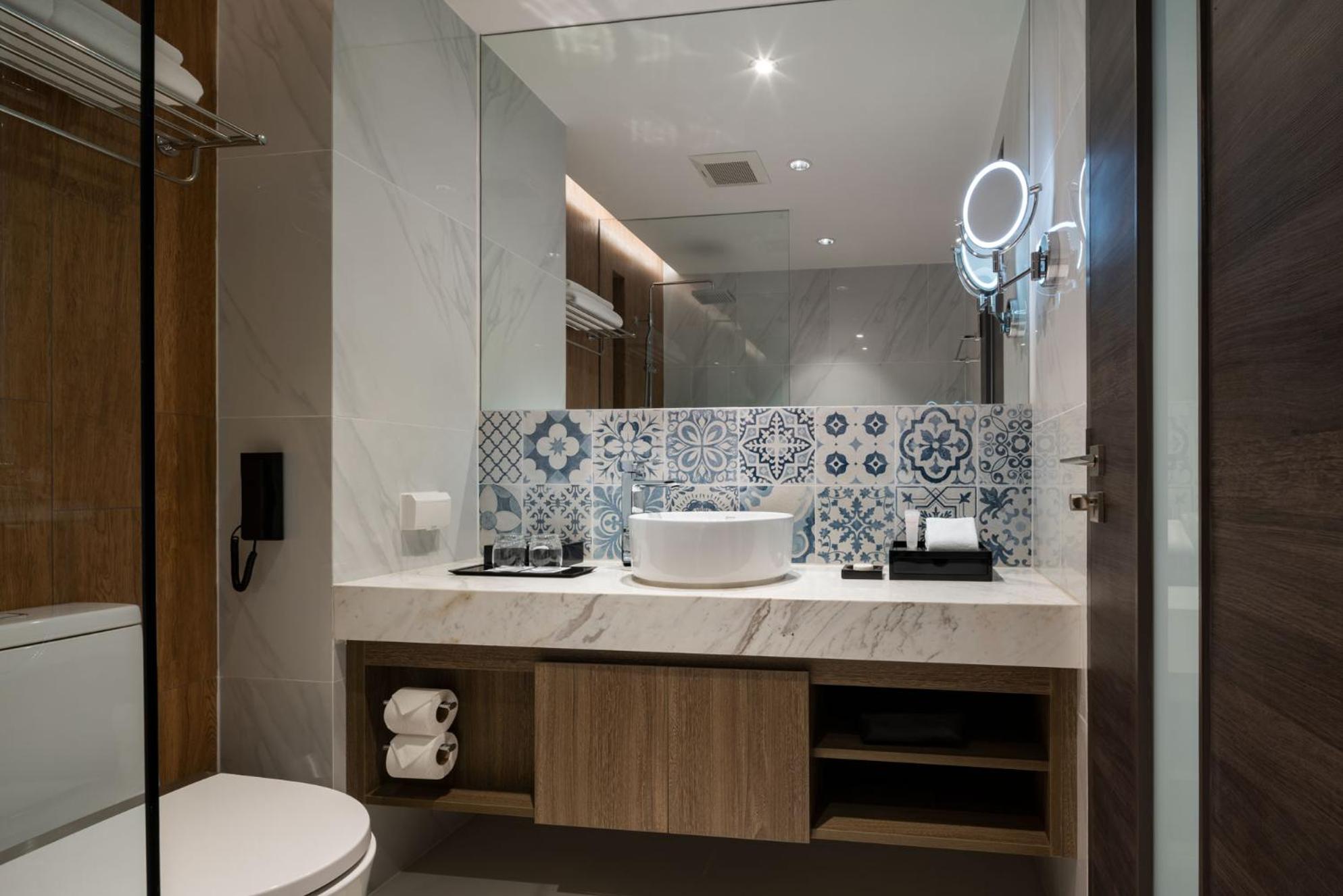 Deluxe King Room - Photo 17
