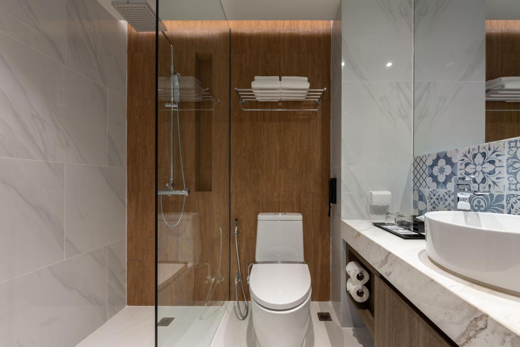 Deluxe King Room - Photo 16