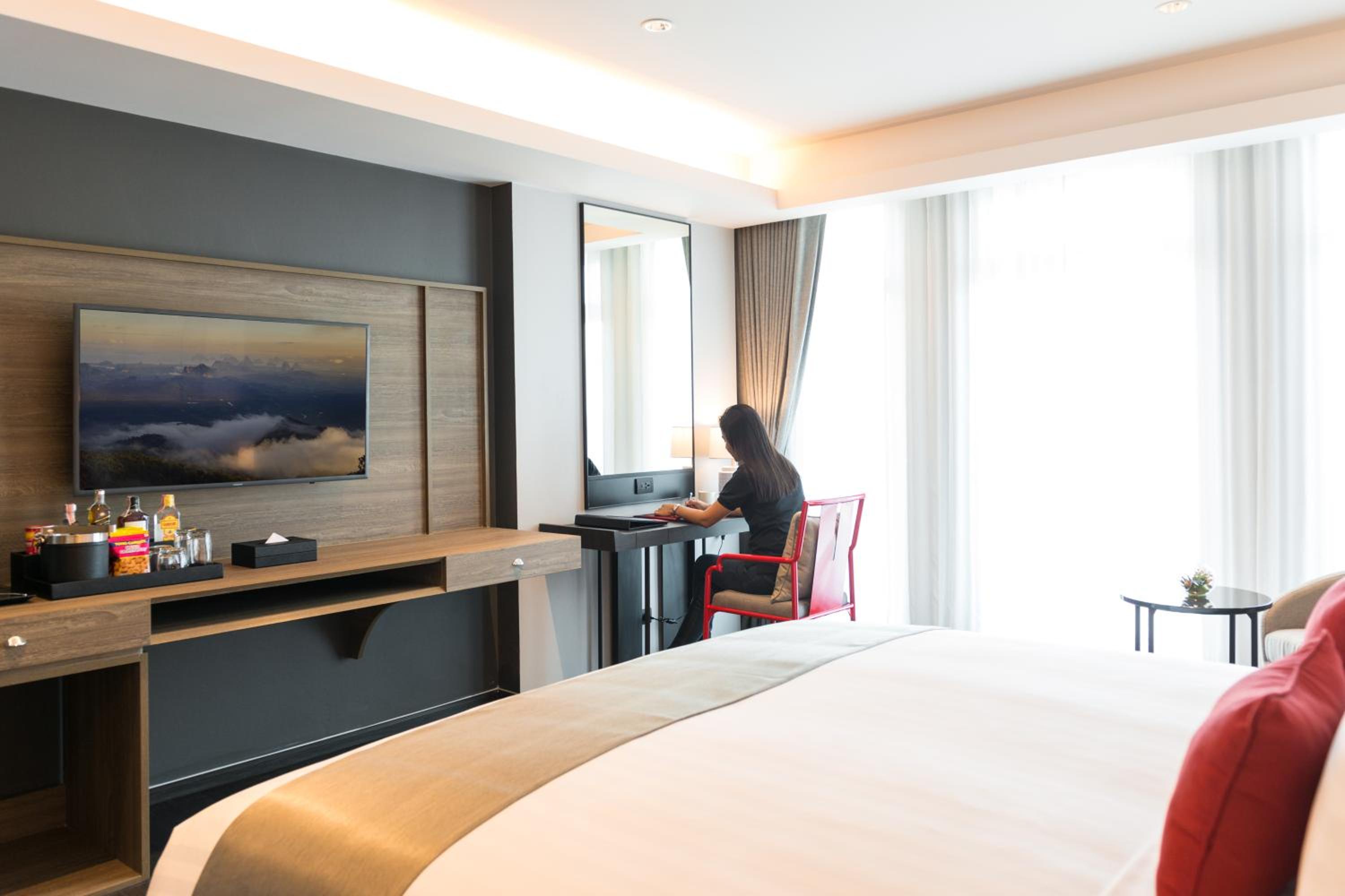 Deluxe King Room - Photo 13
