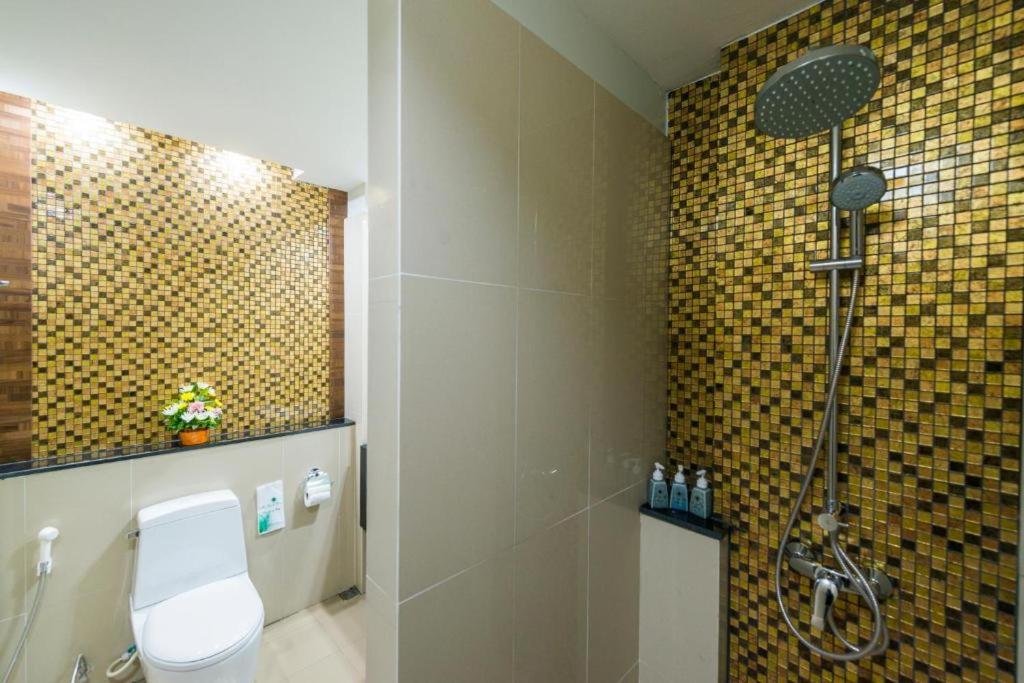 Deluxe King or Twin Room with Pool Access - Photo 20