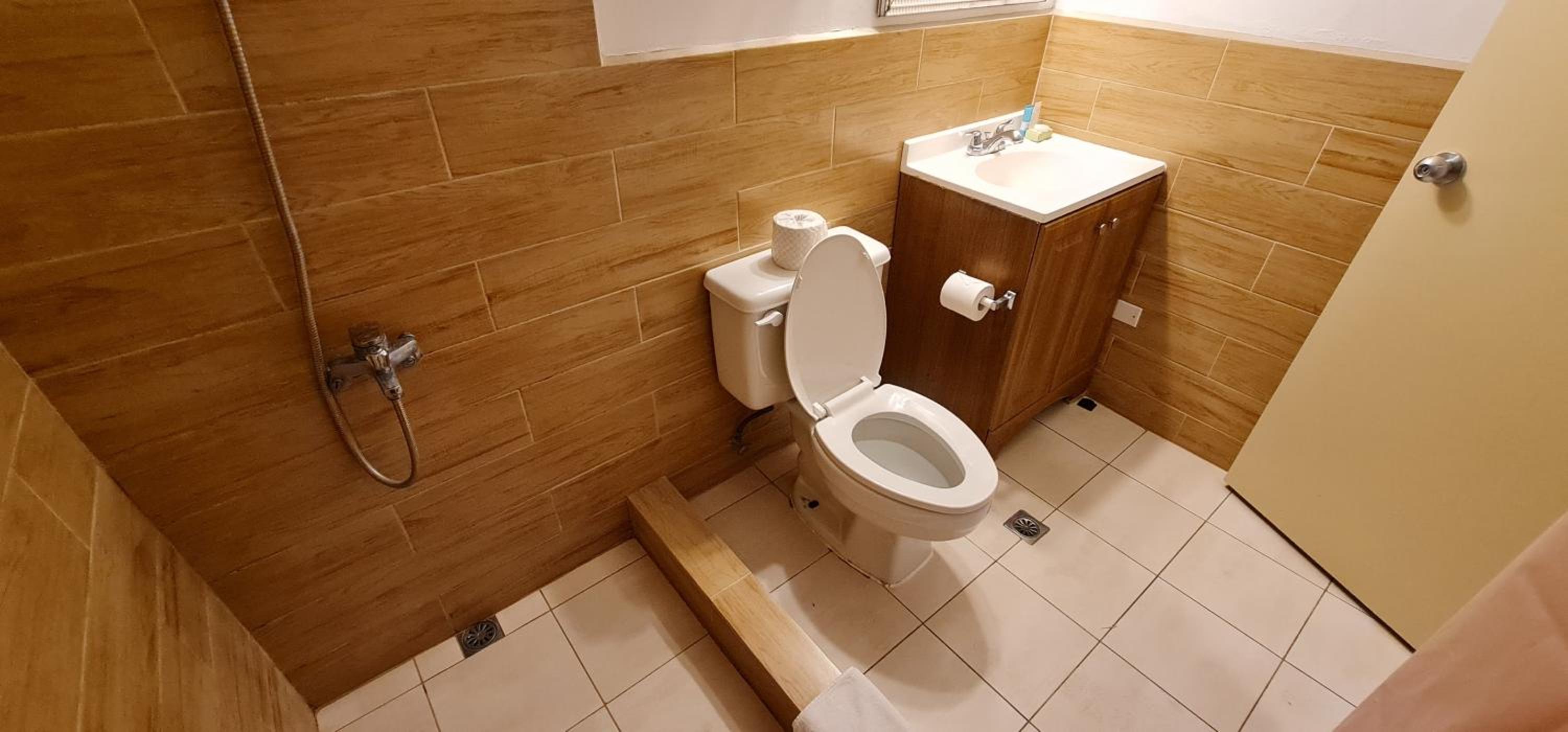 Deluxe Queen Room with Two Queen Beds - Non-Smoking - Photo 4