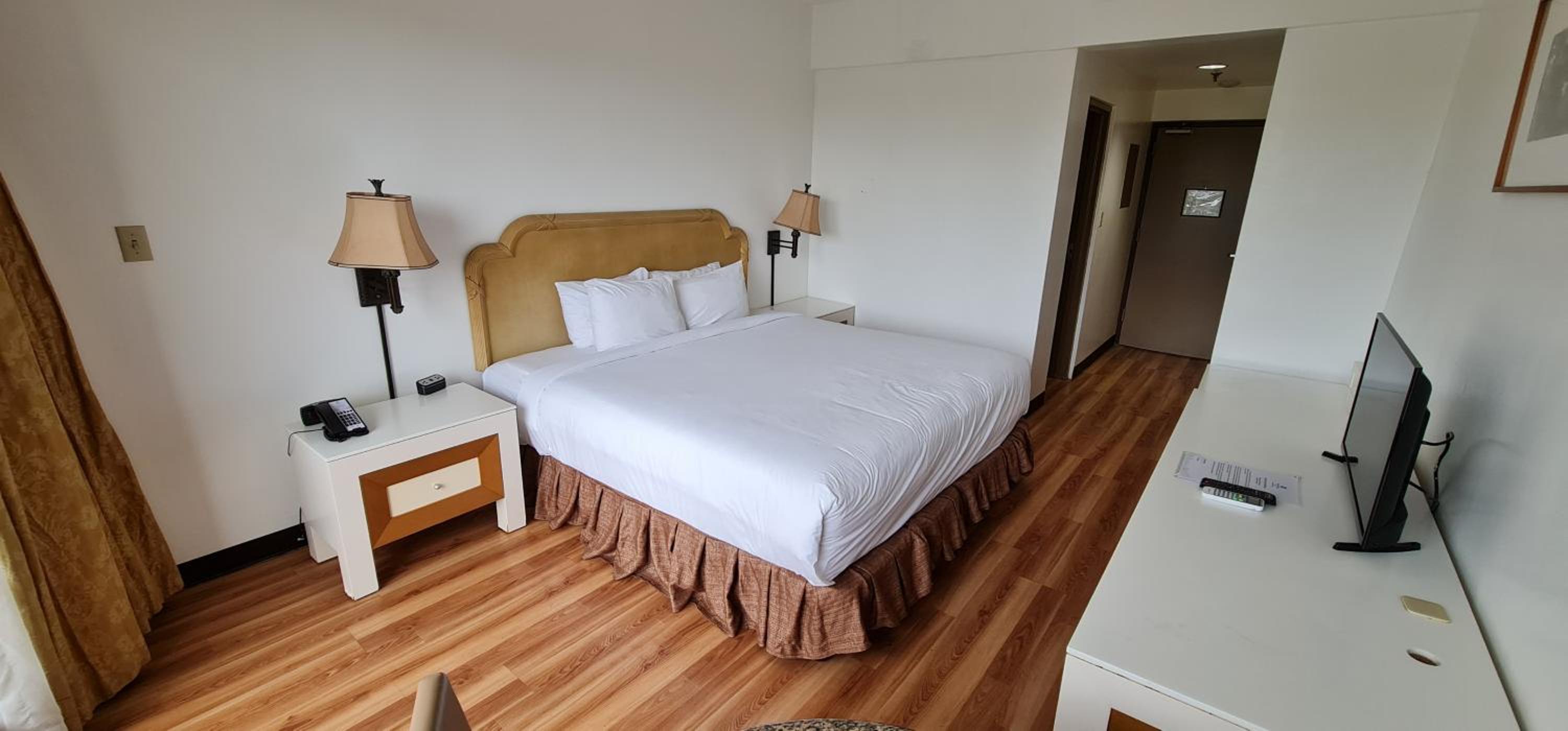 Deluxe King Room - Non-Smoking - Photo 1